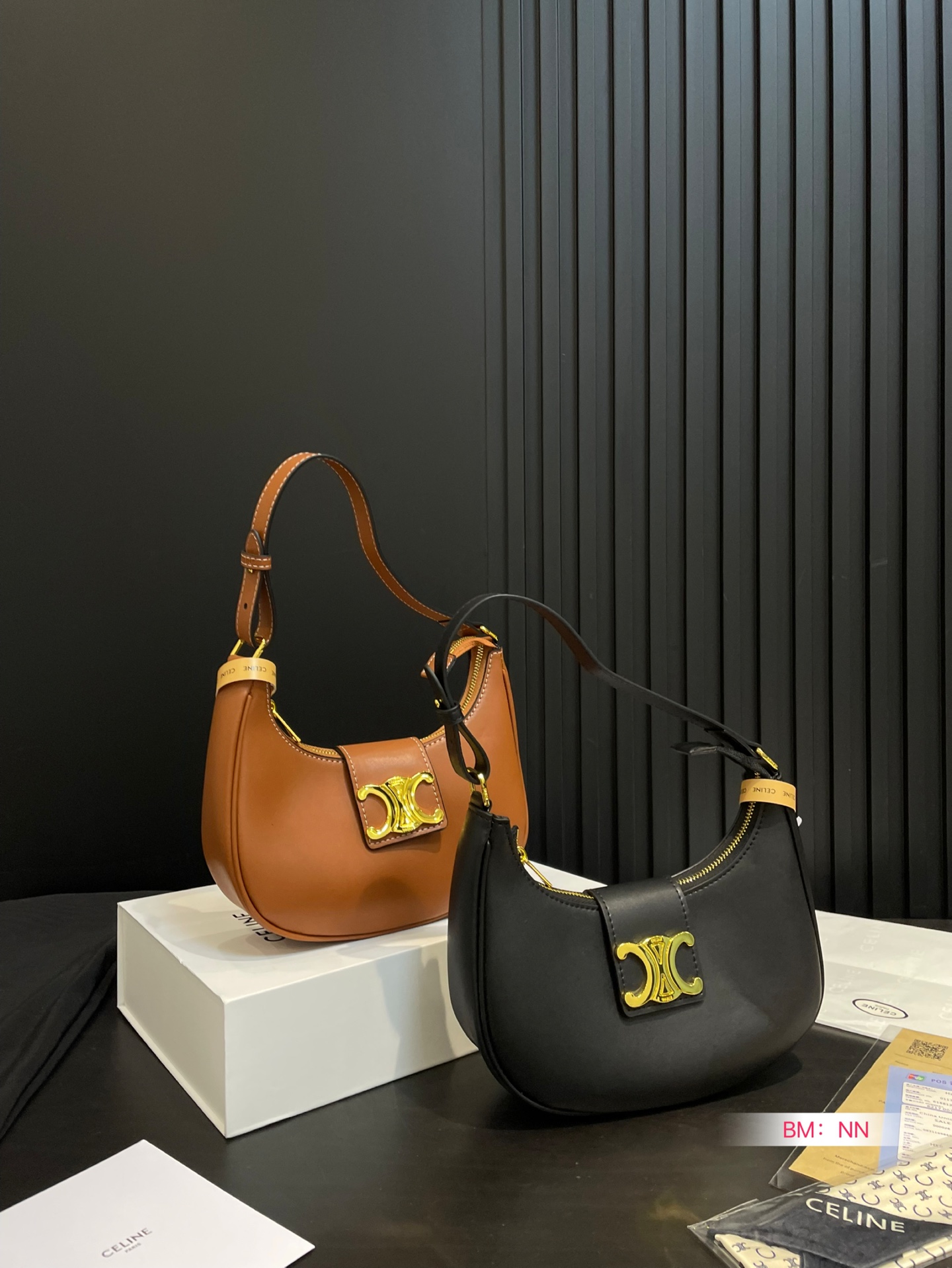 💰335 配折叠礼盒 赛琳CELINE A凯旋门腋下包 越看越顺眼~越背越貌美~ 有了凯旋门金扣的点缀,视觉上的重点更加有精致迷人的浪漫也泰讨巧了叭~尺寸:23*17