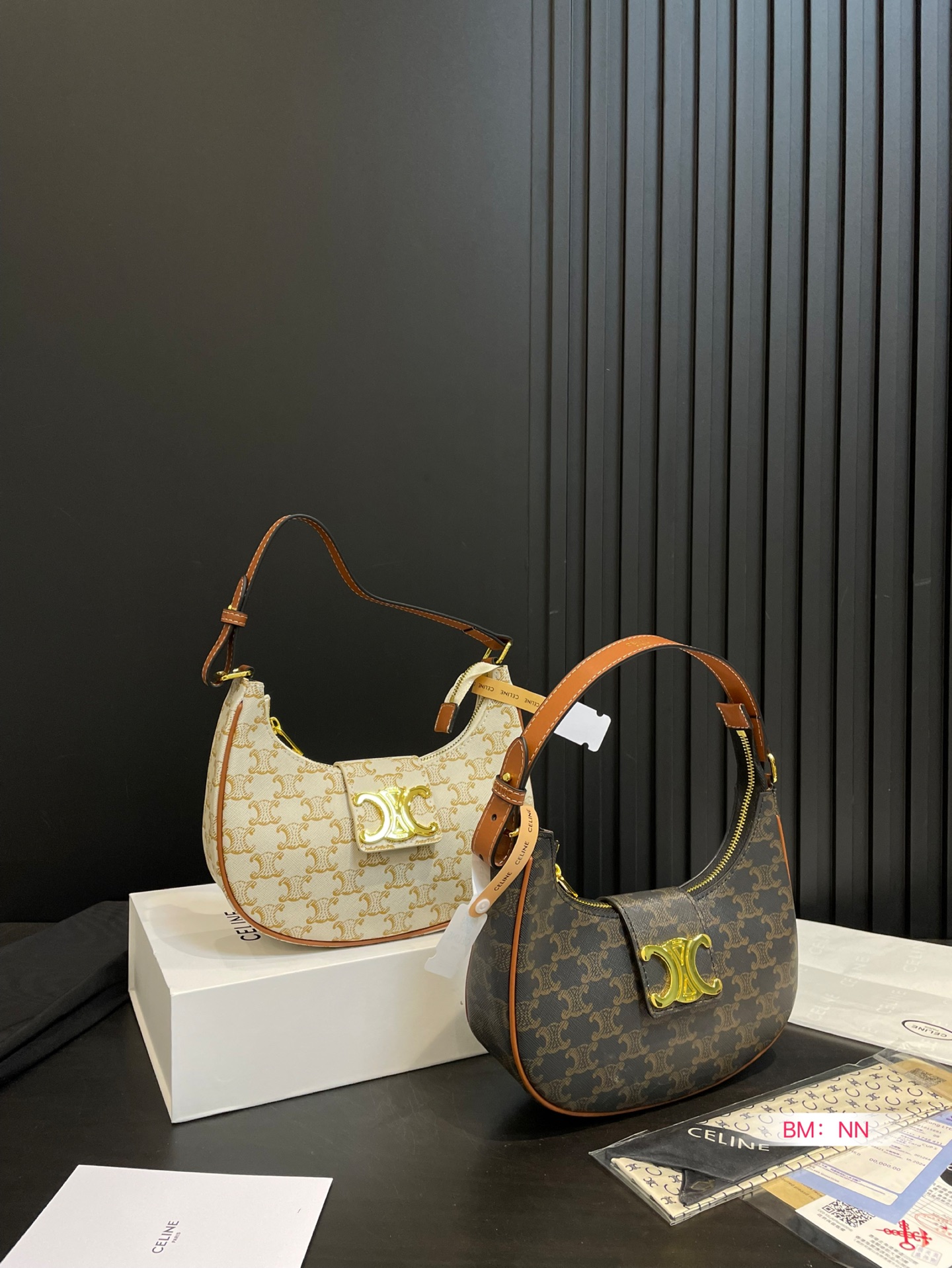 💰335 配折叠礼盒 赛琳CELINE A凯旋门腋下包 越看越顺眼~越背越貌美~ 有了凯旋门金扣的点缀,视觉上的重点更加有精致迷人的浪漫也泰讨巧了叭~尺寸:23*17