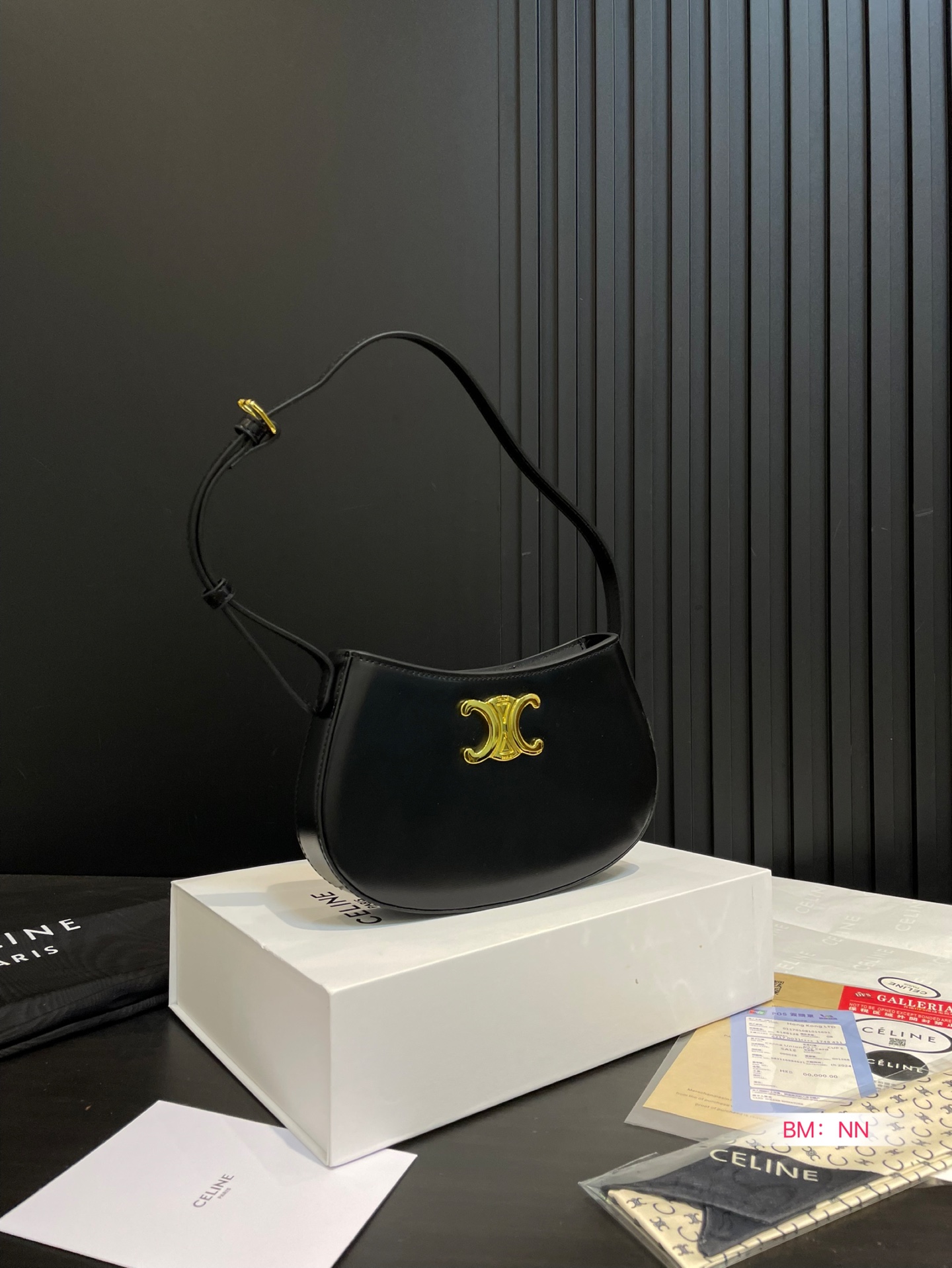 💰355 配折叠礼盒 赛琳CELINE A凯旋门腋下包 越看越顺眼~越背越貌美~ 有了凯旋门金扣的点缀,视觉上的重点更加有精致迷人的浪漫也泰讨巧了叭~尺寸:23*4*14cm