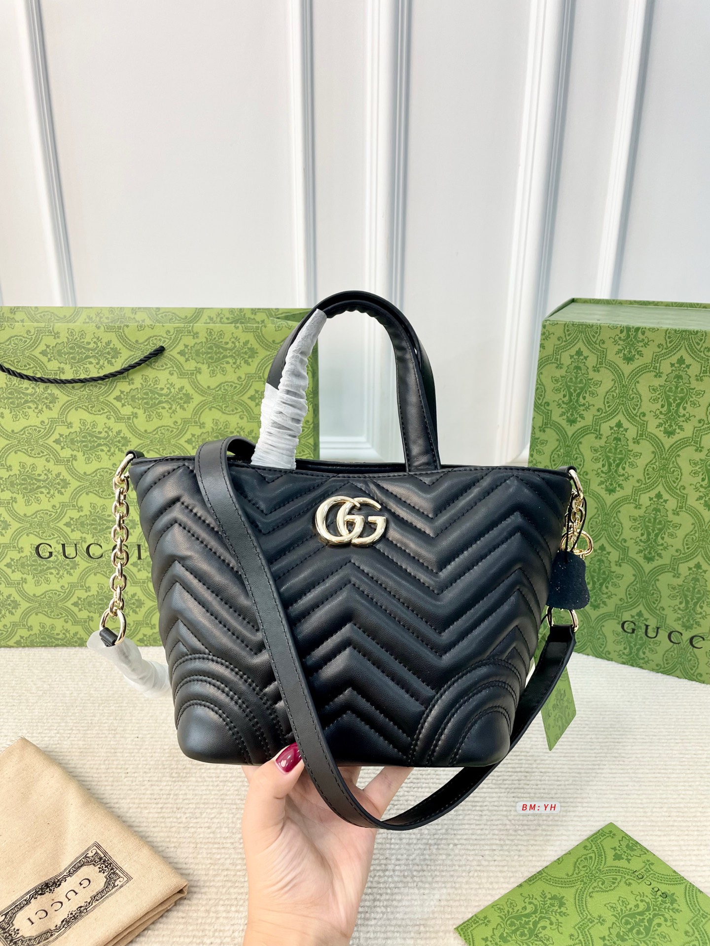💰150包邮 配折叠礼盒 古驰GUCCI托特包手提包，马蒙家族新晋员，名字就叫Marmont Betty。标志性双G徽标，竟有四种形态！集「优雅，惬意，随性，温婉，洒脱，恣意，率性，闲适，慵懒，怡然……」一身的包王。托特水桶自由变换。手提斜背单肩都🉑。
尺寸：19*13*18