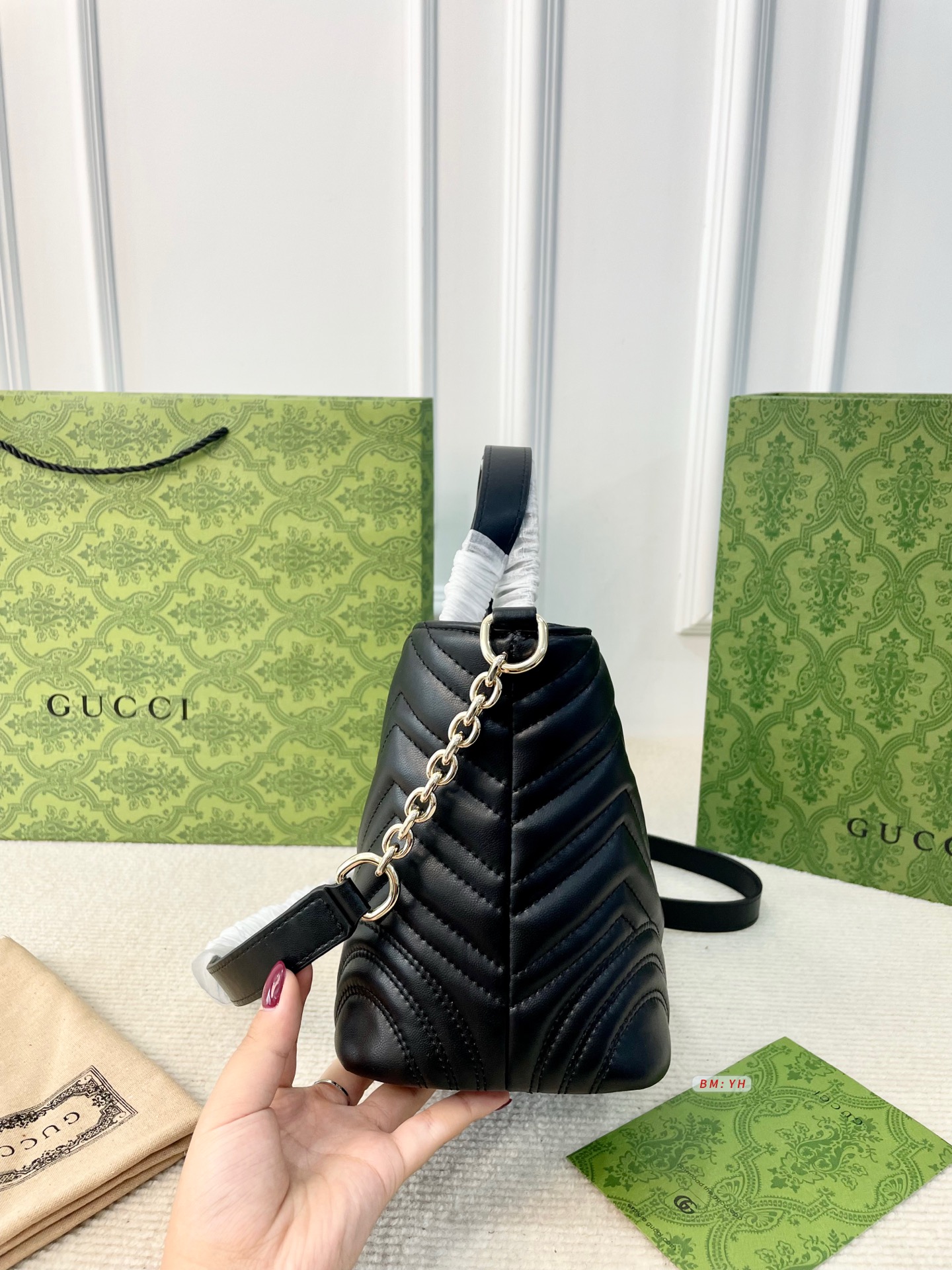 💰150包邮 配折叠礼盒 古驰GUCCI托特包手提包，马蒙家族新晋员，名字就叫Marmont Betty。标志性双G徽标，竟有四种形态！集「优雅，惬意，随性，温婉，洒脱，恣意，率性，闲适，慵懒，怡然……」一身的包王。托特水桶自由变换。手提斜背单肩都🉑。
尺寸：19*13*18
