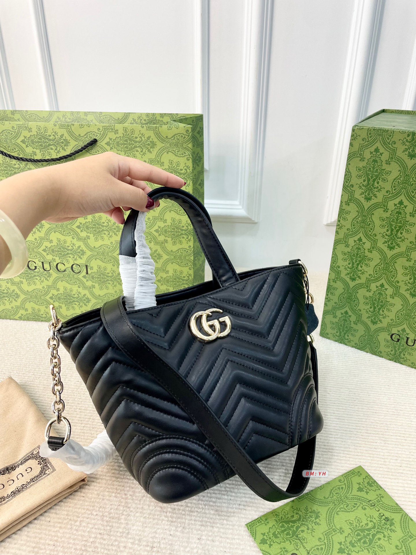💰150包邮 配折叠礼盒 古驰GUCCI托特包手提包，马蒙家族新晋员，名字就叫Marmont Betty。标志性双G徽标，竟有四种形态！集「优雅，惬意，随性，温婉，洒脱，恣意，率性，闲适，慵懒，怡然……」一身的包王。托特水桶自由变换。手提斜背单肩都🉑。
尺寸：19*13*18