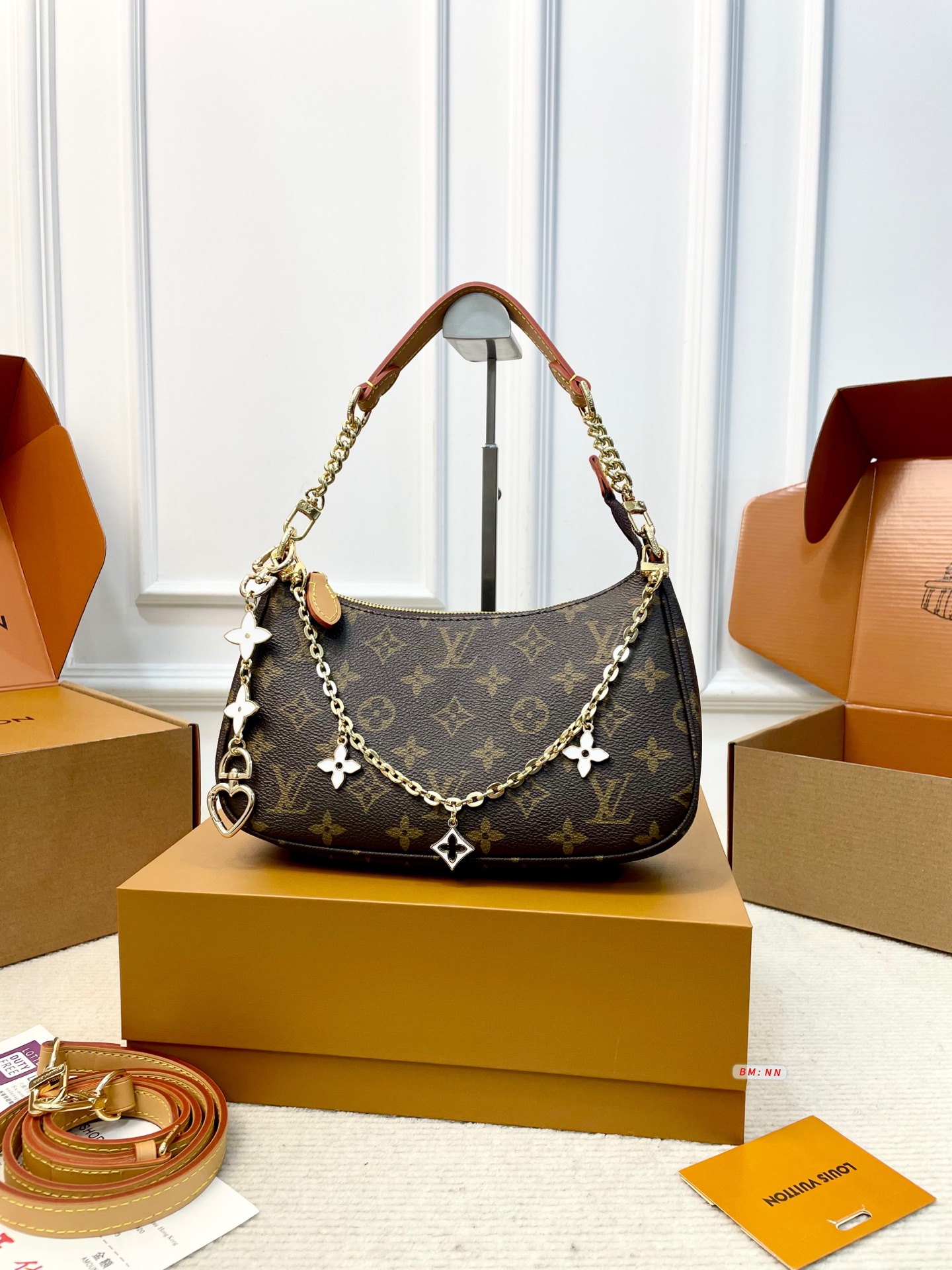 218 Comes With Folding Box Lv Boulogne Croissant Bag, Classic Monogram Presbyopic Canvas + Metal Chain, Retro And Fashionable. The Bag Shape Is Inspired By Cow Horns And Is Perfect For Daily Commuting And Going Out On The Street The Shoulder Strap Is Adjustable, So You Can Switch It Between Shoulder And Cross-body Wear At Will, And The Chain Can Be Detached, Making It More Flexible To Match. The Internal Space Is Reasonable And Can Accommodate Mobile Phones And Cosmetics. It Is Practical And Beautiful. | Size: 24.5 6 14
