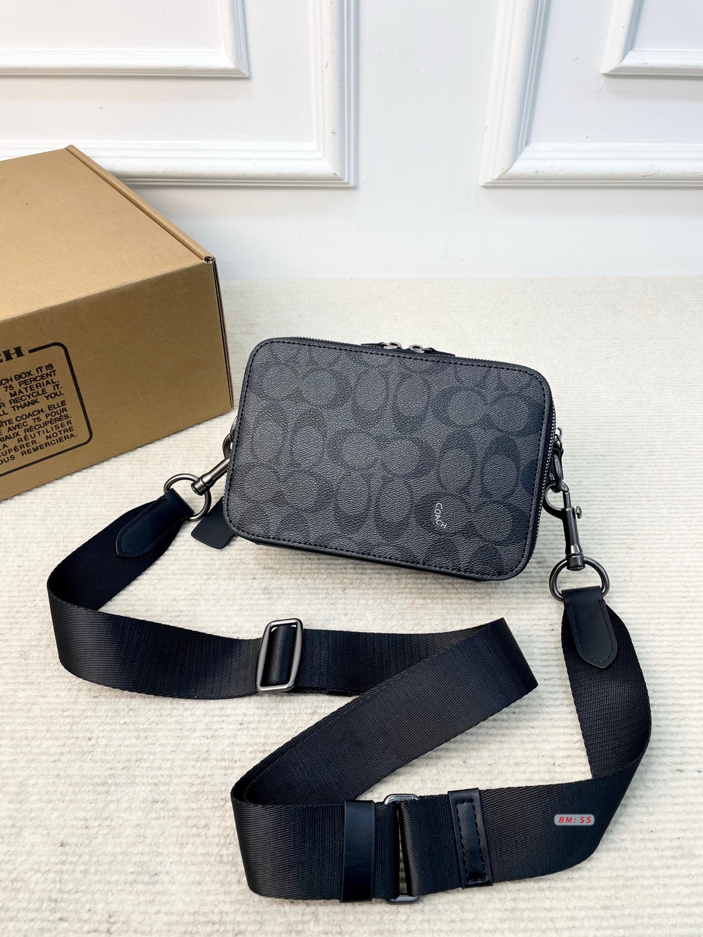 218 Comes With Folding Box Coach Graham 24 Camera Bag, Made Of Classic Presbyopic Pvc Material, With Black All-over Printing Design, Low-key And Recognizable. Zipper Opening And Closing, Reasonable Interior Space, Suitable For Daily Commuting Or Leisure Travel. The Shoulder Strap Is Adjustable And Can Be Worn On One Shoulder Or Cross-body. It Can Be Easily Carried By Both Men And Women, And It Is Full Of Street Fashion Practical And Fashionable, The Graham Series Is A Popular Model From Coach And Is A Plus When Paired With Simple Outfits. | Size: 19.5 6 13
