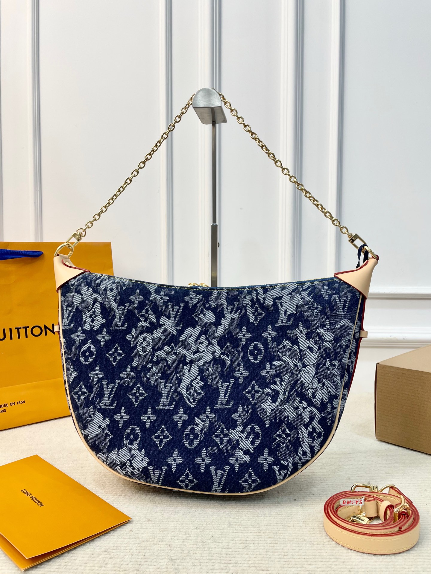 255 With Folding Box Lv Baia Moon Bag Underarm Bag, Classic Monogram Pattern, Super Texture. Equipped With A Detachable Chain Shoulder Strap, It Can Be Carried By Hand, On The Shoulder, Or Across The Body. It Is Versatile For Daily Commuting Or Going Out On The Street The Interior Space Is Reasonable And Comes With A Small Storage Bag, Which Is Practical And Fashionable. | Size: 38 10 27