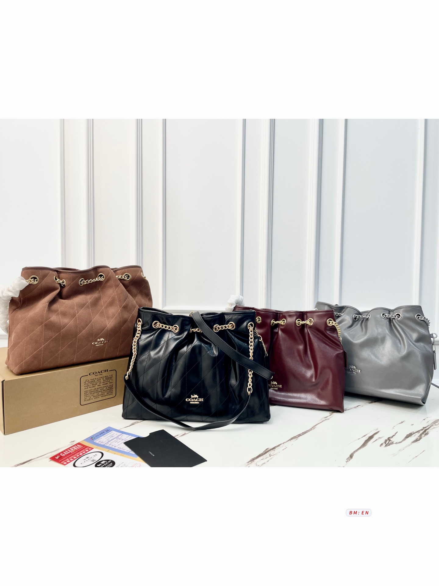 233 Coach Evelyn Garbage Bag Shoulder Bag, Made Of Soft Wrinkled Leathermetal Chain, Simple And Detailed. The Drawstring Drawstring Design Is Safe And Convenient, And The Interior Space Is Very Large, Making It Suitable For Daily Commuting. The Shoulder Strap Is Adjustable And Can Be Worn On The Shoulder Or In The Hand. It Is Lightweight And Does Not Feel Tired When Carried For A Long Time. The Evelyn Series Is Practical And Fashionable. It Is A Popular Model Of Coach And Goes Well With Windbreakers Or Casual Wear | Size: 35 10 27