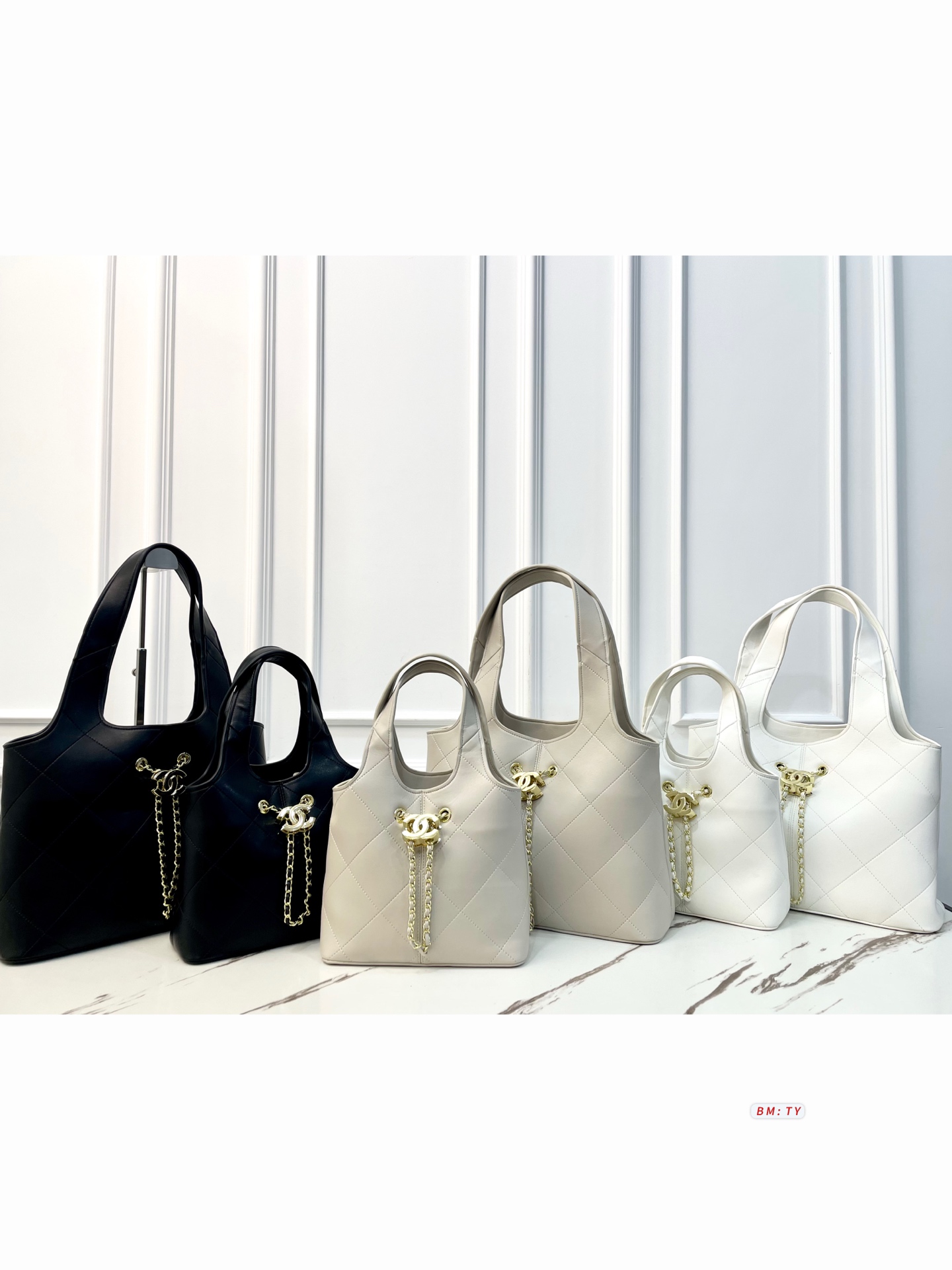 Large Size 240 Small Size 155 Chanel 26p Hobo Handbag | Classic Rhombus Pattern, Metal Chain And Double C Logo Are Super Recognizable. The Hobo Bag Has A Simple And Elegant Shape, Large Capacity, And Is Suitable For Commuting And Traveling There Is A Removable Drawstring Liner Inside, Making Storage More Convenient. The 26p Series Focuses On Casual Vacation Style. This Bag Is Practical And Fashionable, And Can Be Matched With Any Occasion. | Size: Large Size 32.5 12.5 23 | Small Size 22 9.5 19