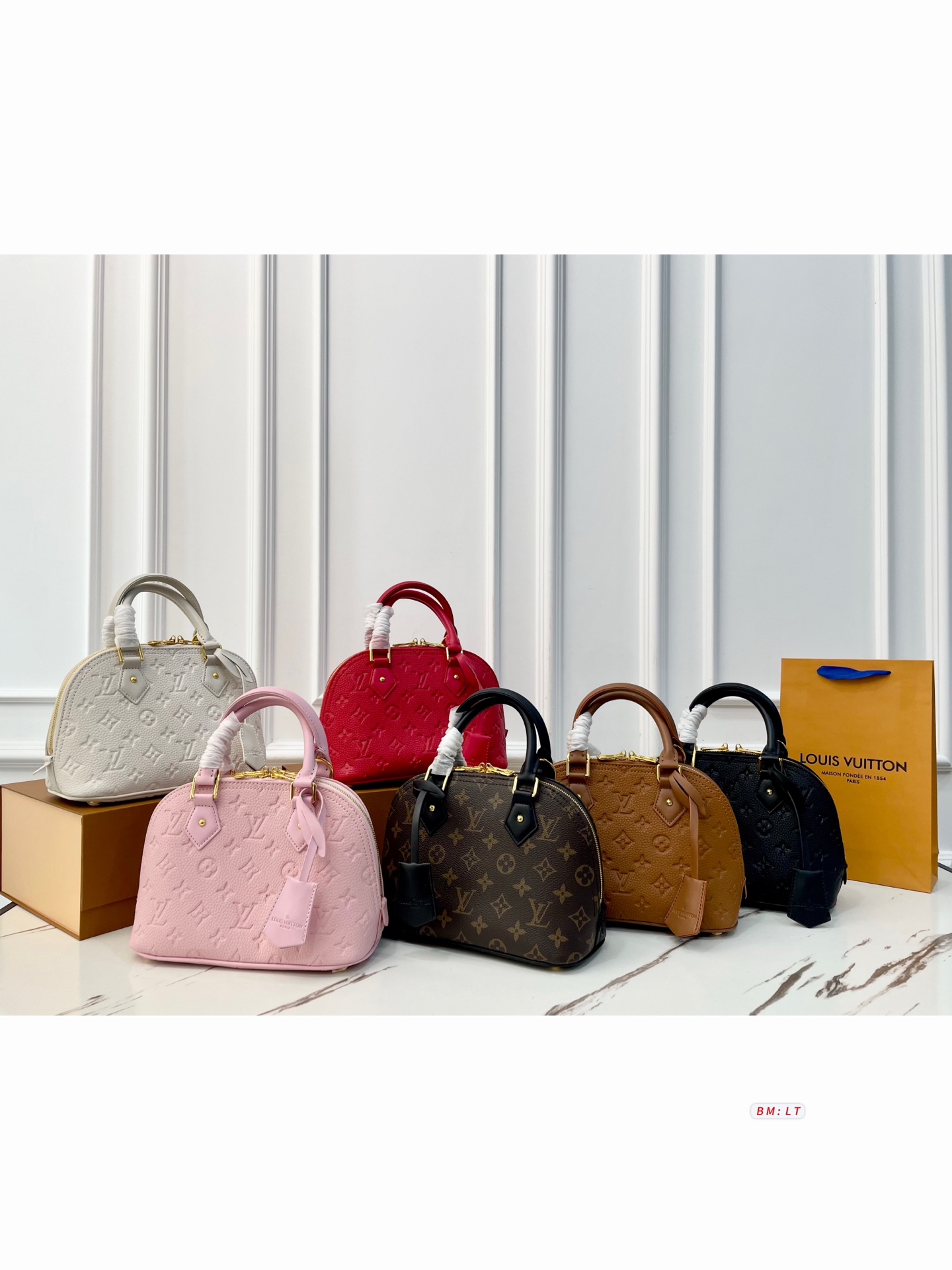 218 Lv Alma Trunk Shell Bag, Six Colors Available. Classic Monogram Presbyopia + Black Leather Trim, Metal Rivets And Corners Are Super Recognizable. It Can Be Carried Hand-held Or Cross-body, And It Is Versatile For Daily Commuting Or Going Out On The Street Inspired By The Brand's Box-making Craftsmanship, It Is Retro Yet Fashionable, With Both Practicality And Design. | Size: 24 11 17.5