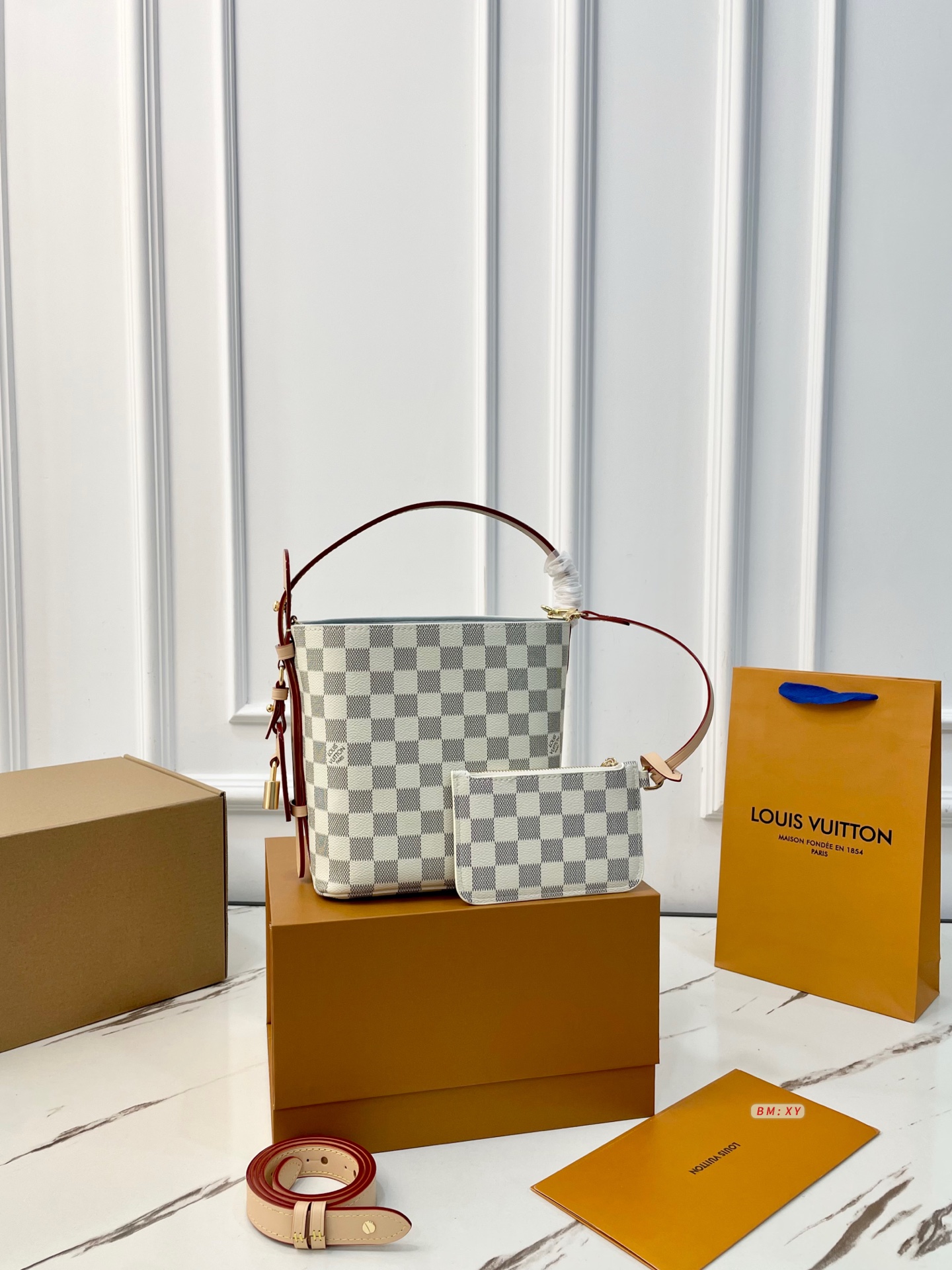 255 With Folding Box Lv Checkerboard Bucket Bag Handbag, Strap Bag, Classic Damier Azur Canvas + Brown Leather Handle, Simple, Elegant And Highly Recognizable The Bag Body Is Lightweight And Durable, With A Metal Lock Buckle + Detachable Sub-bag, Which Is Super Convenient For Storage. The Size Is Moderate, Making It Easy To Carry When Commuting, Going Out On The Street, Or Traveling. It Can Be Worn As A Hand-held Cross-body Bag, Making It Practical And Fashionable. | Size: 17 12 18.5