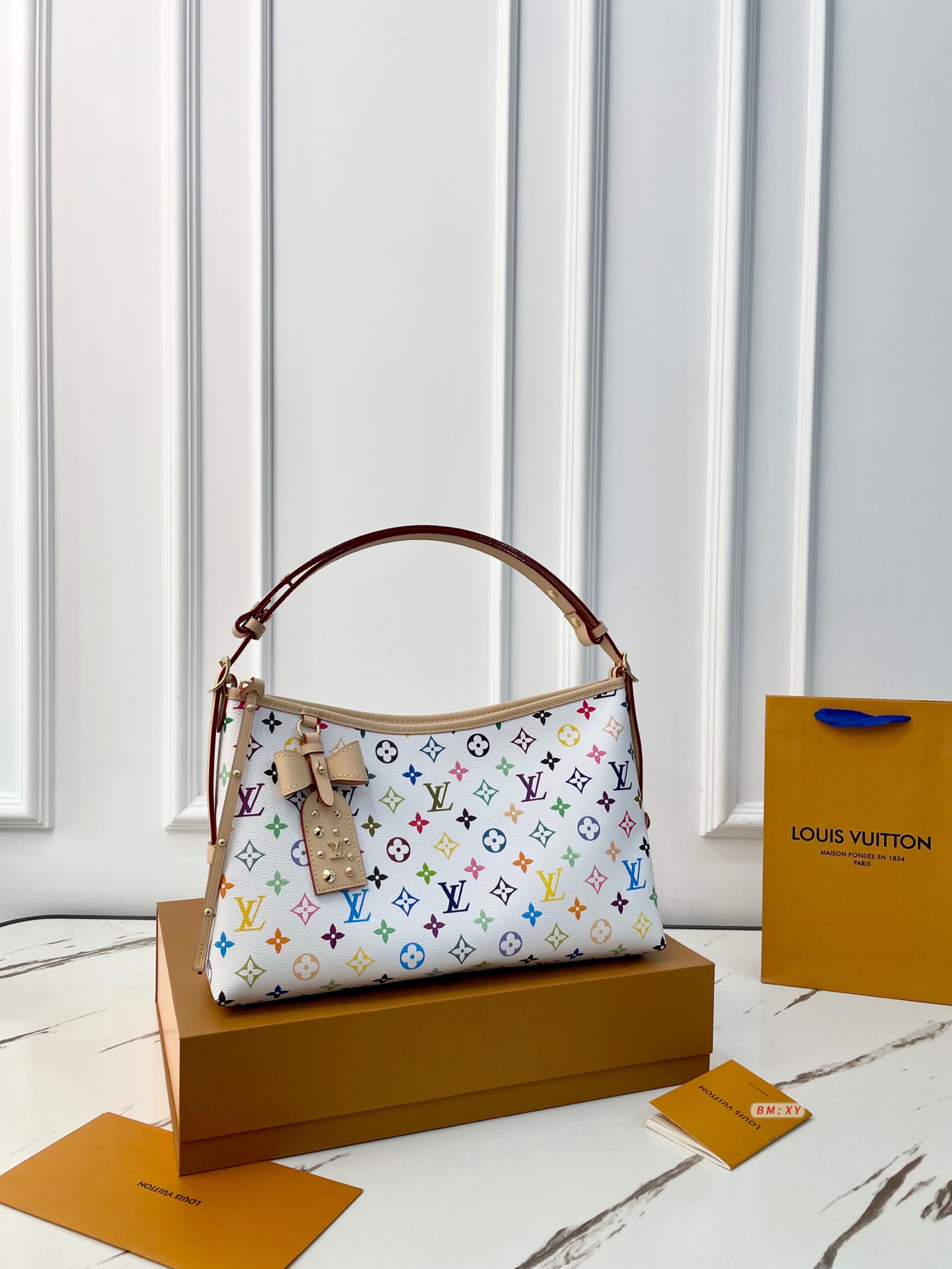 255 With Folding Box Lv Murakami Takashi Co-branded White Tricolor Horizontal Version Carryall Handbag Armpit Bag, Using Monogram Multicolore, 33 Colors Are Super Eye-catching The Shoulder Strap Is Detachable And Can Be Carried In The Hand Or On The Shoulder, Making It Versatile For Daily Commuting Or Travel. Metal Magnetic Buckle + Vegetable Tanned Leather Strap, Safe And Beautiful. The Interior Space Is Super Large, Tablets And Cosmetics Can Be Easily Stored, Making It Practical And Fashionable. Size: 35.5 8 22