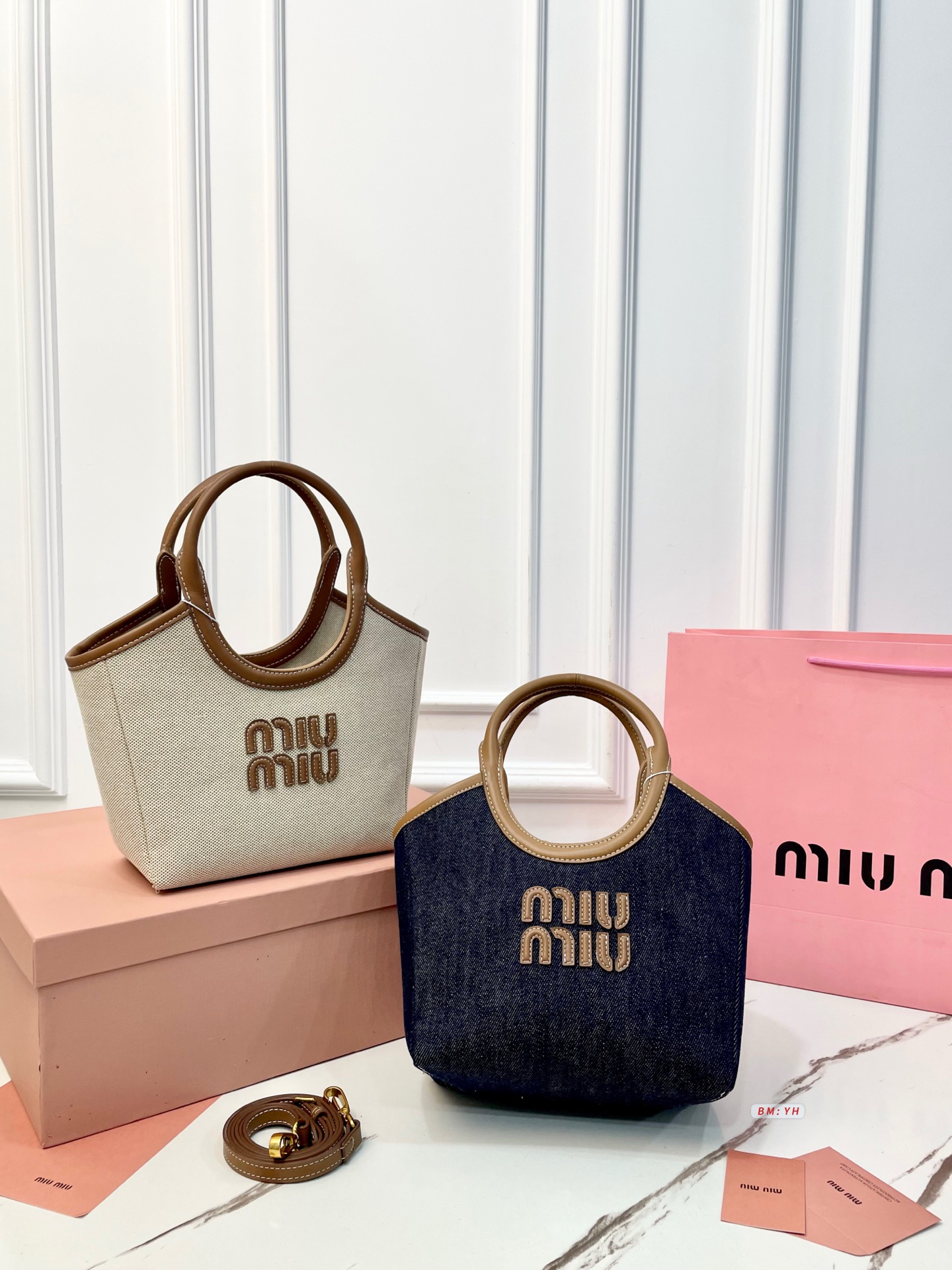 270 Comes With Box Miu Miu Tote Bag Ivy Canvas Handbag, Simple, Retro And Super Recognizable The Brand Embroidery On The Front Is Super Eye-catching. It Is Lightweight And Practical. It Can Be Carried By Hand Or Cross-body, And Can Be Easily Carried When Commuting Or Going Out On The Street. Durable And Easy To Care For, It Goes Well With College Style Or Casual Style. It Is A Miu Miu Classic And Popular Model, A Must-have For Fashionistas | Size: 21 11 20