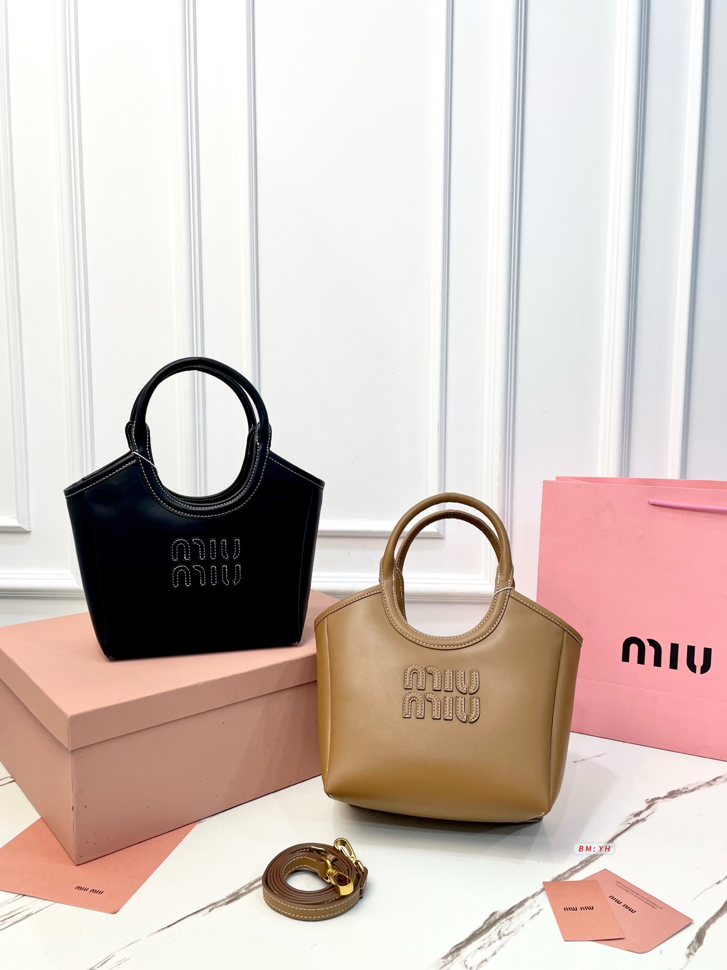 270 Comes With Box Miu Miu Tote Bag Ivy Handbag, Simple, Retro And Super Recognizable The Brand Logo On The Front Is Super Eye-catching, It Is Lightweight And Practical, Can Be Carried By Hand Or Cross-body, And Can Be Easily Carried When Commuting Or Going Out On The Street. Durable And Easy To Care For, It Goes Well With College Style Or Casual Style. It Is A Miu Miu Classic And Popular Model, A Must-have For Fashionistas | Size: 21 11 20
