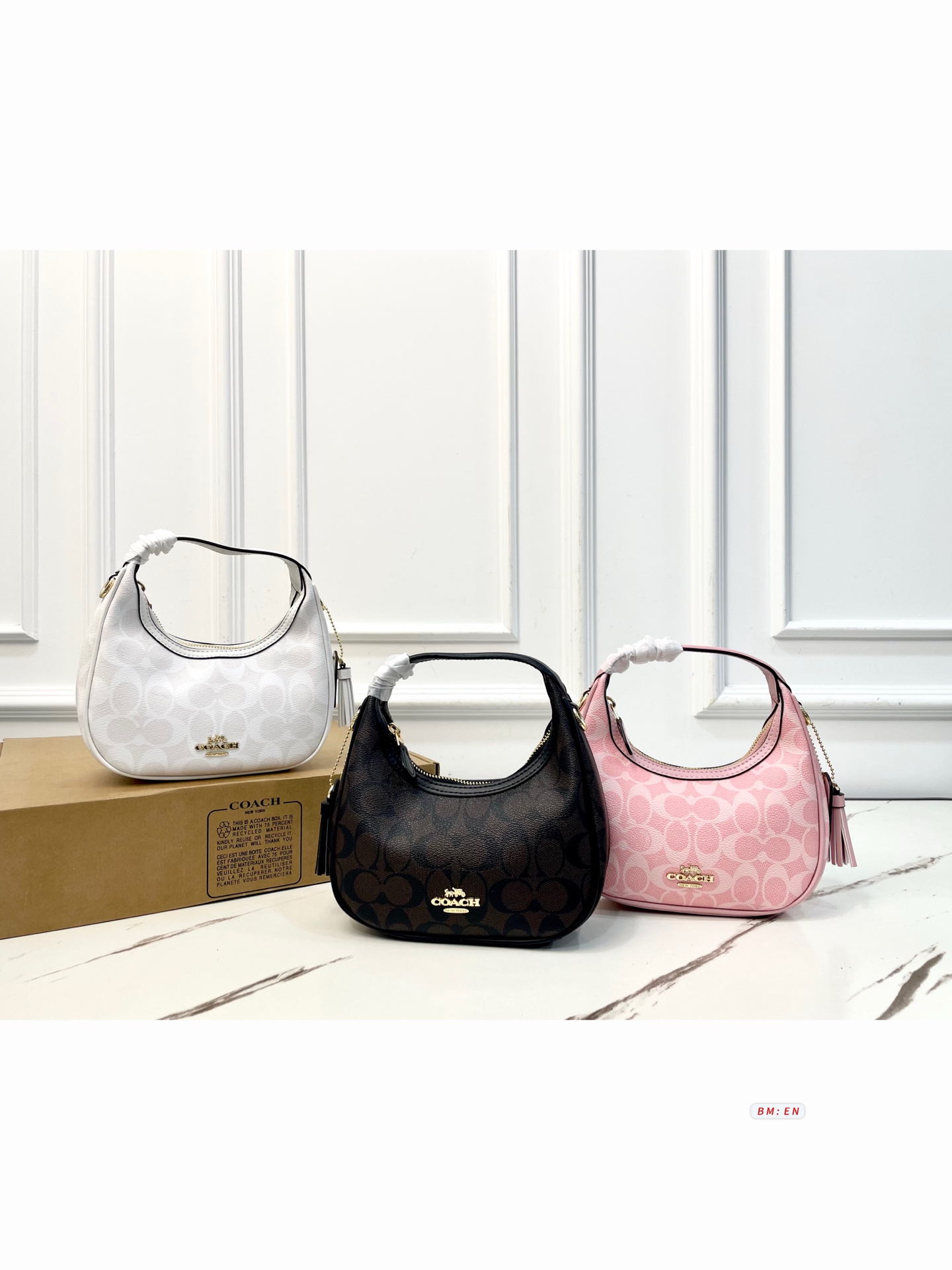 225 Comes With Box Coach Crescent Bag Carmen Series Cross-body Chain Bag Crescent Bag, Classic Presbyopic Coated Canvas + Leather Trim, Lightweight And Durable. Equipped With A Detachable Shoulder Strap, It Can Be Carried By Hand, On One Shoulder, Or Across The Body. It Is Very Versatile For Daily Commuting Or Casual Outings. There Is A Zipper Bag Inside For Easy Storage, And The Top Zipper Opening And Closing Is Safer. Full Of Girly Feel, A Must-have For Spring And Summer Light-colored Outfits, Practical And Fashionable, A Must-have For Light Luxury Girls | Size: 21 7 17