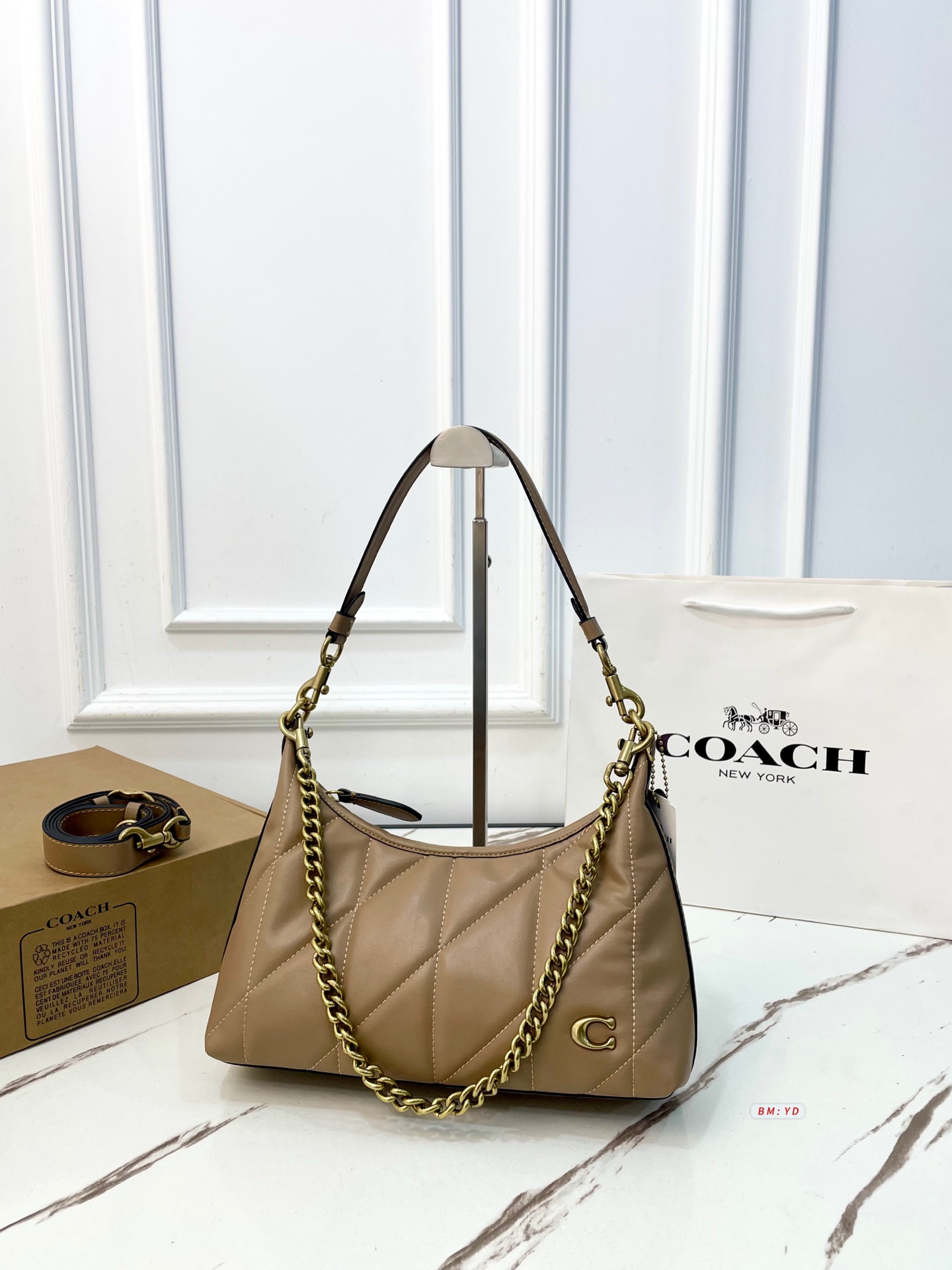 225 Comes With Folding Box Coach Juliet Underarm Bag Crossbody Bag Coach Juliet Shoulder Bag, Feels Soft And Delicate, And The Diamond Quilting Design Is Super Textured. The Old Metal Chain + "C" Logo Is Retro And Fashionable It Can Be Carried Under The Armpit Or Cross-body, And Can Be Easily Used For Commuting, Dating, And Daily Outings. Gentle And Versatile, It’s A Plus When Paired With Skirts Or Light Colors In Spring And Summer. The Interior Space Is Reasonable, Practical And Beautiful. | Size: 27.5 8 21