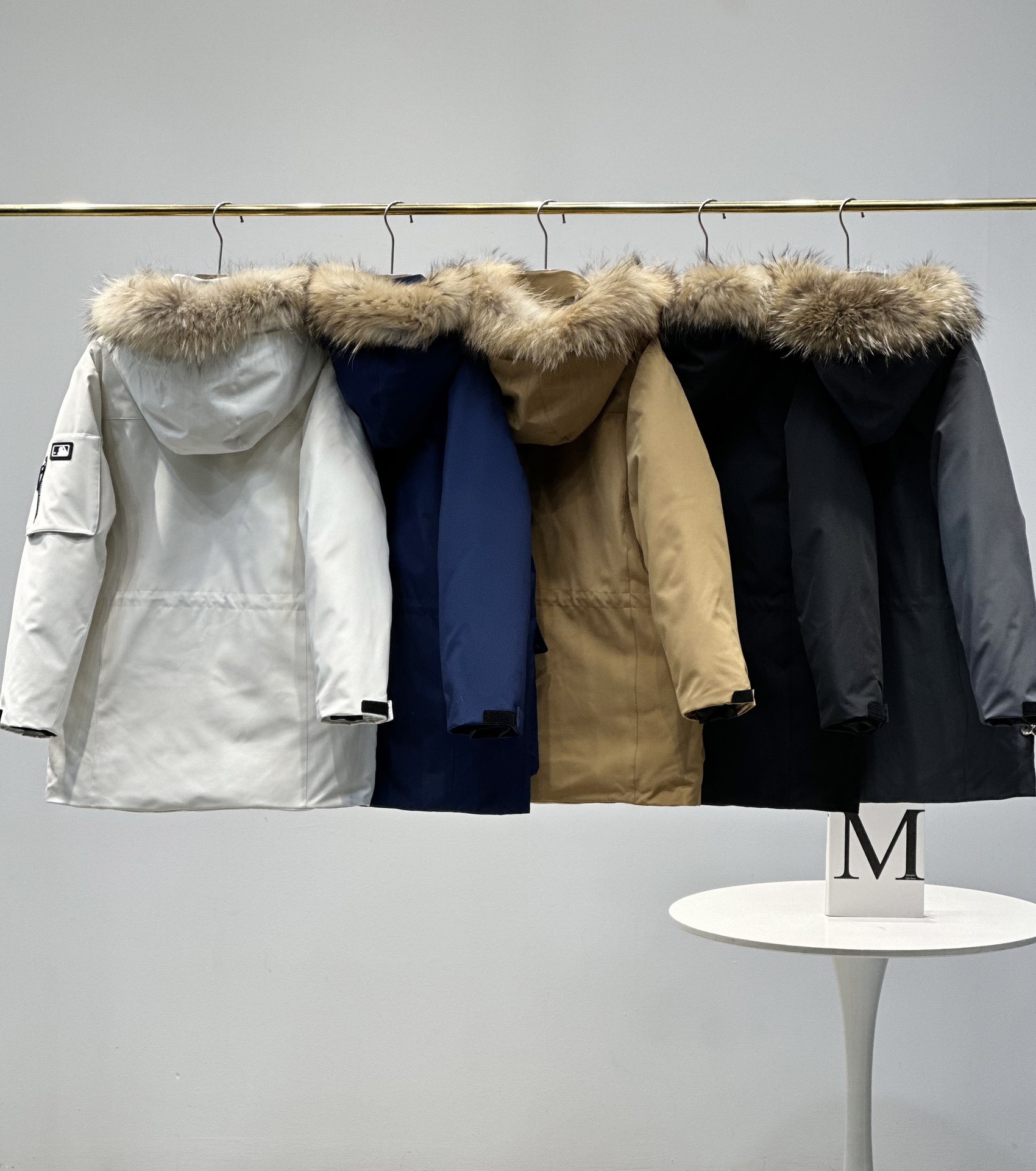 顶级💰450 代购级💰550 正品级💰680  
五色齐发  奢华真毛领 区别市场任何毛领 ）
MLB/男女24冬季新款张凌赫同款鹅绒毛领加厚羽绒服户外中长款外套💗（原单货）
区别普通版本！🉑对比毛领➕细节➕三标水洗👍
明星同款，机能风潮，时尚有型。
张凌赫今年代言的海报上身款！出席店庆活动时也是身着这款！可谓今年品牌的主力款式！
工装风多口袋设计，面料不是薄薄一层，是手感厚实的定制三防面料，防风防泼水。袖臂和前胸拉链都是采用防水拉链。户外穿着更保暖！
柔软真皮草毛领，大大的一整根貉子毛领，不仅挡风保暖，更加的显奢华质感，一眼贵价羽绒服！
胸口重工贴布&ldquo;刺绣&rdquo;MLB标志性的NY logo，袖臂插袋饰有经典的硅胶标，品牌辨识度极强。
中长款，长度盖住臀部，针织双层袖口，抵御寒风，东北极寒都是妥妥的能扛住！！
填充国标600蓬90白鹅绒！打开后挂起来拍打一下，静待毛领和衣服舒展蓬起来！
帽子和下摆自带可调节抽绳和锁扣，包裹暖意，随心自如！
大厂工艺精细，走线工整！ 细节处理完美😘
四个色，黑色 白色是永远的经典，怎么穿都好看。浅藏青颜色质感非常高级。浅驼色特别色 显白 穿着好看🈶气质👍

颜色。黑色    奶白色    浅青色     浅驼色   灰色
尺码XＳ&mdash;XXL
尺码   衣长    肩宽   胸围     袖长    推荐体重
XS       76       50     120       60    80-100
S        78       51     122       61      100-120
Ｍ       80       52    126       62      120-140
L        82       53     130      63.5    140-160
XL      84       54     134      64.5    160-180
XXL    86       55     138      65.5    180-200

​