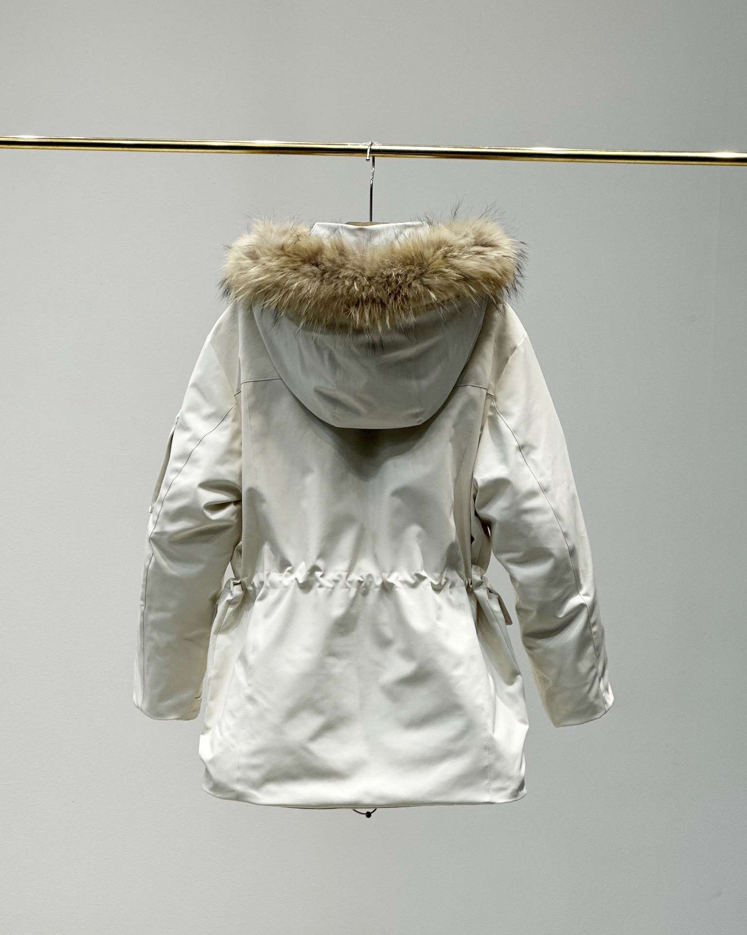 顶级💰450 代购级💰550 正品级💰680  
五色齐发  奢华真毛领 区别市场任何毛领 ）
MLB/男女24冬季新款张凌赫同款鹅绒毛领加厚羽绒服户外中长款外套💗（原单货）
区别普通版本！🉑对比毛领➕细节➕三标水洗👍
明星同款，机能风潮，时尚有型。
张凌赫今年代言的海报上身款！出席店庆活动时也是身着这款！可谓今年品牌的主力款式！
工装风多口袋设计，面料不是薄薄一层，是手感厚实的定制三防面料，防风防泼水。袖臂和前胸拉链都是采用防水拉链。户外穿着更保暖！
柔软真皮草毛领，大大的一整根貉子毛领，不仅挡风保暖，更加的显奢华质感，一眼贵价羽绒服！
胸口重工贴布&ldquo;刺绣&rdquo;MLB标志性的NY logo，袖臂插袋饰有经典的硅胶标，品牌辨识度极强。
中长款，长度盖住臀部，针织双层袖口，抵御寒风，东北极寒都是妥妥的能扛住！！
填充国标600蓬90白鹅绒！打开后挂起来拍打一下，静待毛领和衣服舒展蓬起来！
帽子和下摆自带可调节抽绳和锁扣，包裹暖意，随心自如！
大厂工艺精细，走线工整！ 细节处理完美😘
四个色，黑色 白色是永远的经典，怎么穿都好看。浅藏青颜色质感非常高级。浅驼色特别色 显白 穿着好看🈶气质👍

颜色。黑色    奶白色    浅青色     浅驼色   灰色
尺码XＳ&mdash;XXL
尺码   衣长    肩宽   胸围     袖长    推荐体重
XS       76       50     120       60    80-100
S        78       51     122       61      100-120
Ｍ       80       52    126       62      120-140
L        82       53     130      63.5    140-160
XL      84       54     134      64.5    160-180
XXL    86       55     138      65.5    180-200

​