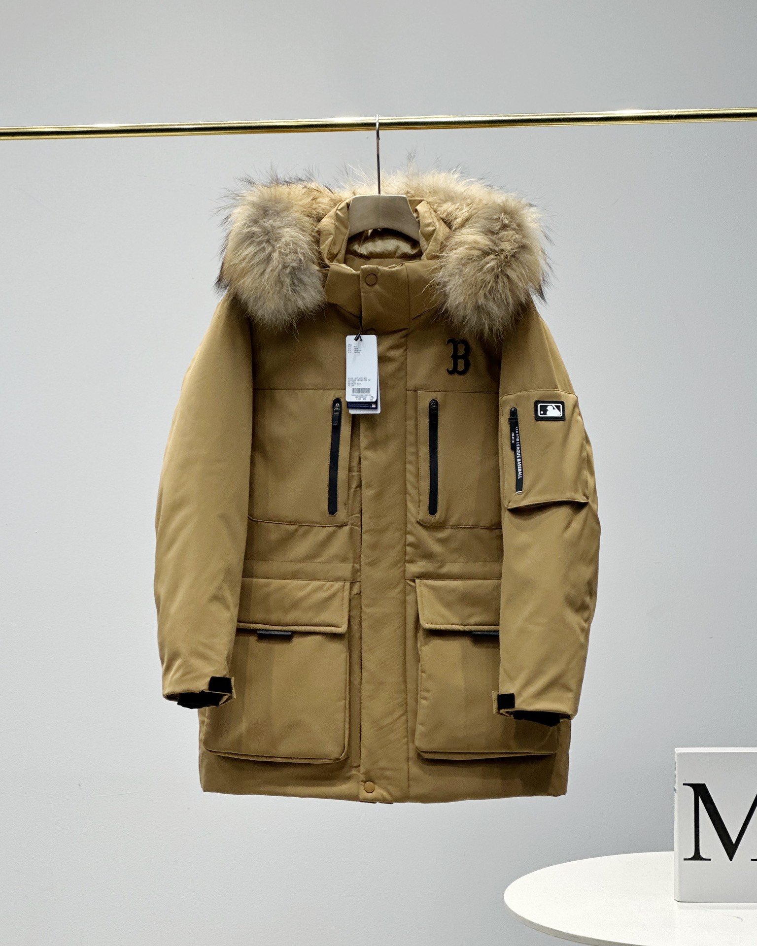 顶级💰450 代购级💰550 正品级💰680  
五色齐发  奢华真毛领 区别市场任何毛领 ）
MLB/男女24冬季新款张凌赫同款鹅绒毛领加厚羽绒服户外中长款外套💗（原单货）
区别普通版本！🉑对比毛领➕细节➕三标水洗👍
明星同款，机能风潮，时尚有型。
张凌赫今年代言的海报上身款！出席店庆活动时也是身着这款！可谓今年品牌的主力款式！
工装风多口袋设计，面料不是薄薄一层，是手感厚实的定制三防面料，防风防泼水。袖臂和前胸拉链都是采用防水拉链。户外穿着更保暖！
柔软真皮草毛领，大大的一整根貉子毛领，不仅挡风保暖，更加的显奢华质感，一眼贵价羽绒服！
胸口重工贴布&ldquo;刺绣&rdquo;MLB标志性的NY logo，袖臂插袋饰有经典的硅胶标，品牌辨识度极强。
中长款，长度盖住臀部，针织双层袖口，抵御寒风，东北极寒都是妥妥的能扛住！！
填充国标600蓬90白鹅绒！打开后挂起来拍打一下，静待毛领和衣服舒展蓬起来！
帽子和下摆自带可调节抽绳和锁扣，包裹暖意，随心自如！
大厂工艺精细，走线工整！ 细节处理完美😘
四个色，黑色 白色是永远的经典，怎么穿都好看。浅藏青颜色质感非常高级。浅驼色特别色 显白 穿着好看🈶气质👍

颜色。黑色    奶白色    浅青色     浅驼色   灰色
尺码XＳ&mdash;XXL
尺码   衣长    肩宽   胸围     袖长    推荐体重
XS       76       50     120       60    80-100
S        78       51     122       61      100-120
Ｍ       80       52    126       62      120-140
L        82       53     130      63.5    140-160
XL      84       54     134      64.5    160-180
XXL    86       55     138      65.5    180-200

​