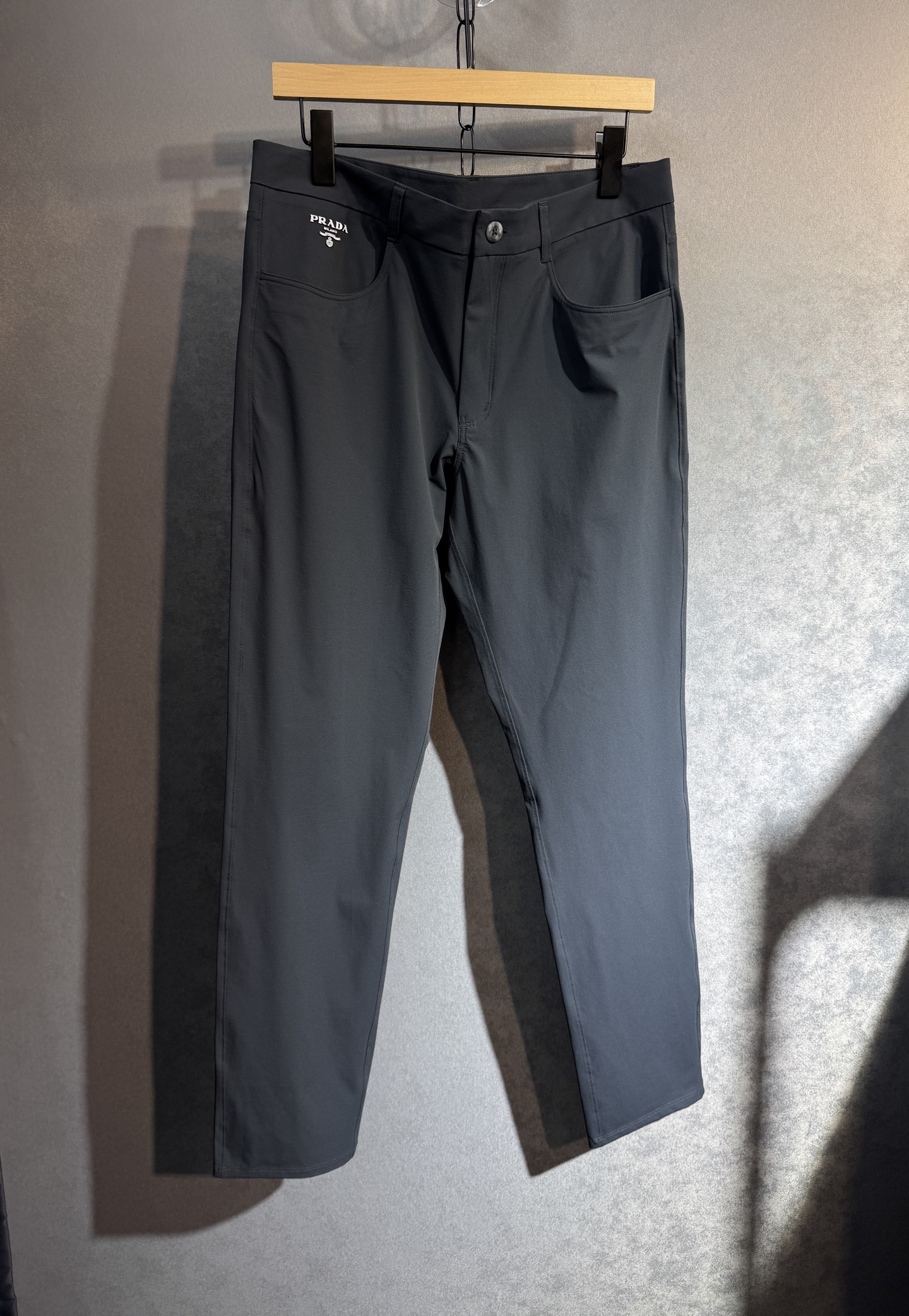 🔥Prada 普拉达 2025年ss运动休闲西裤，面料舒适透气，双侧插口袋设计！一款日常穿着，简单大方，