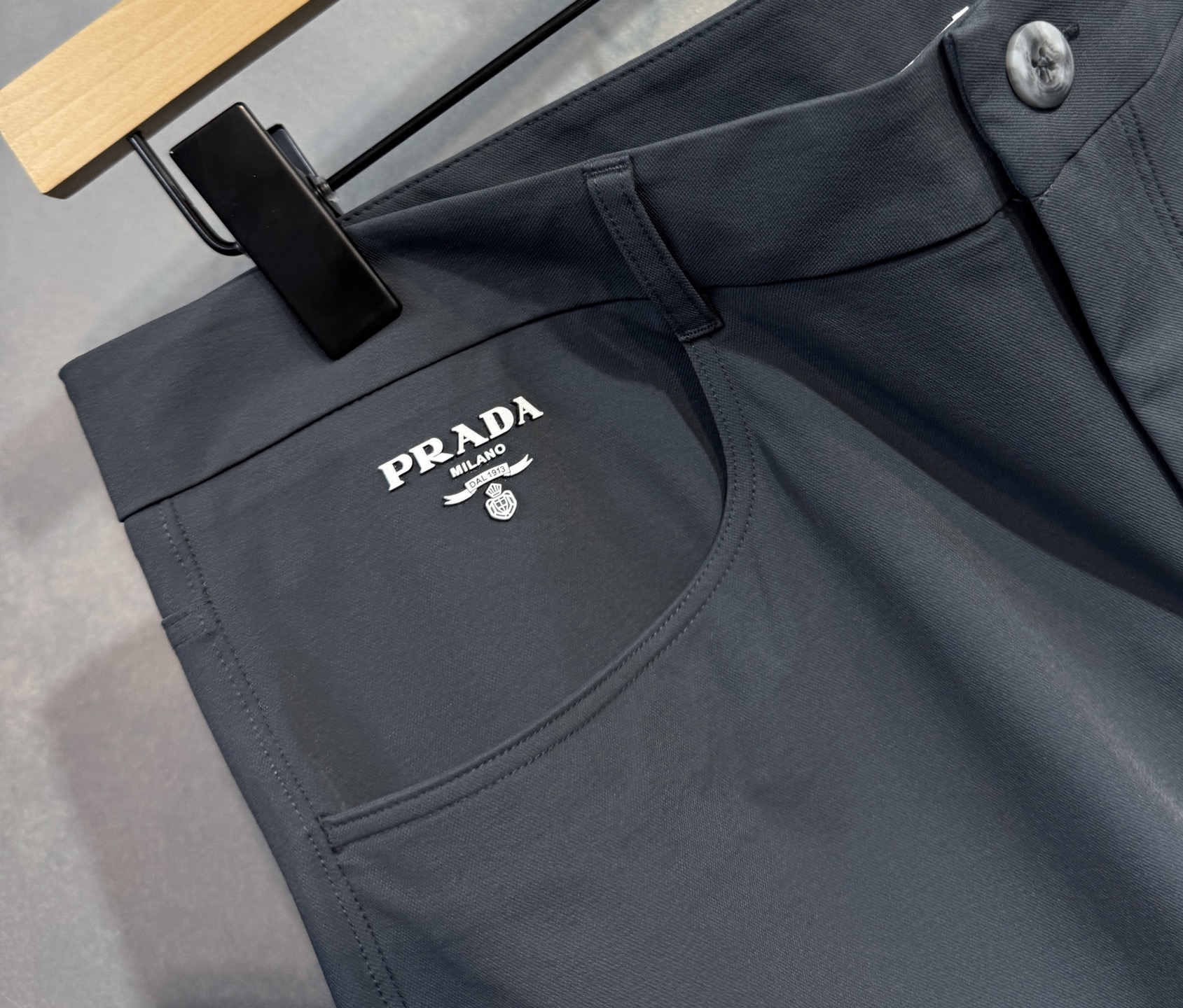 🔥Prada 普拉达 2025年ss运动休闲西裤，面料舒适透气，双侧插口袋设计！一款日常穿着，简单大方，