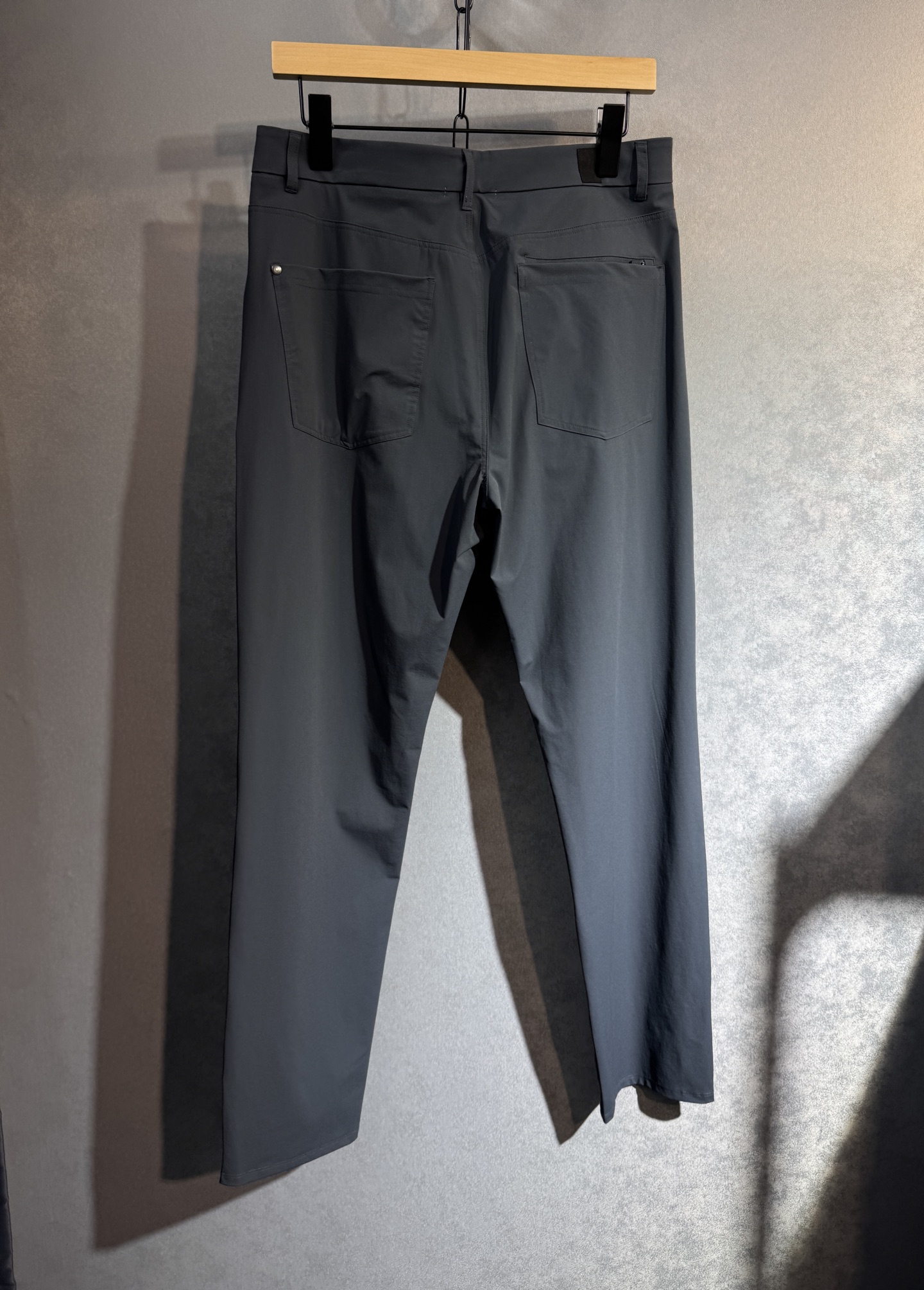 🔥Prada 普拉达 2025年ss运动休闲西裤，面料舒适透气，双侧插口袋设计！一款日常穿着，简单大方，
