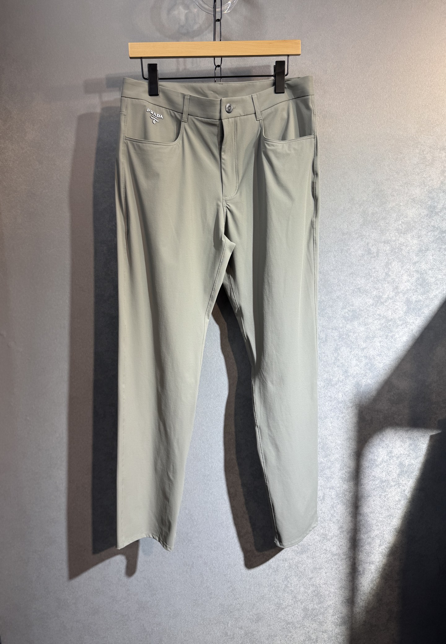 🔥Prada 普拉达 2025年ss运动休闲西裤，面料舒适透气，双侧插口袋设计！一款日常穿着，简单大方，