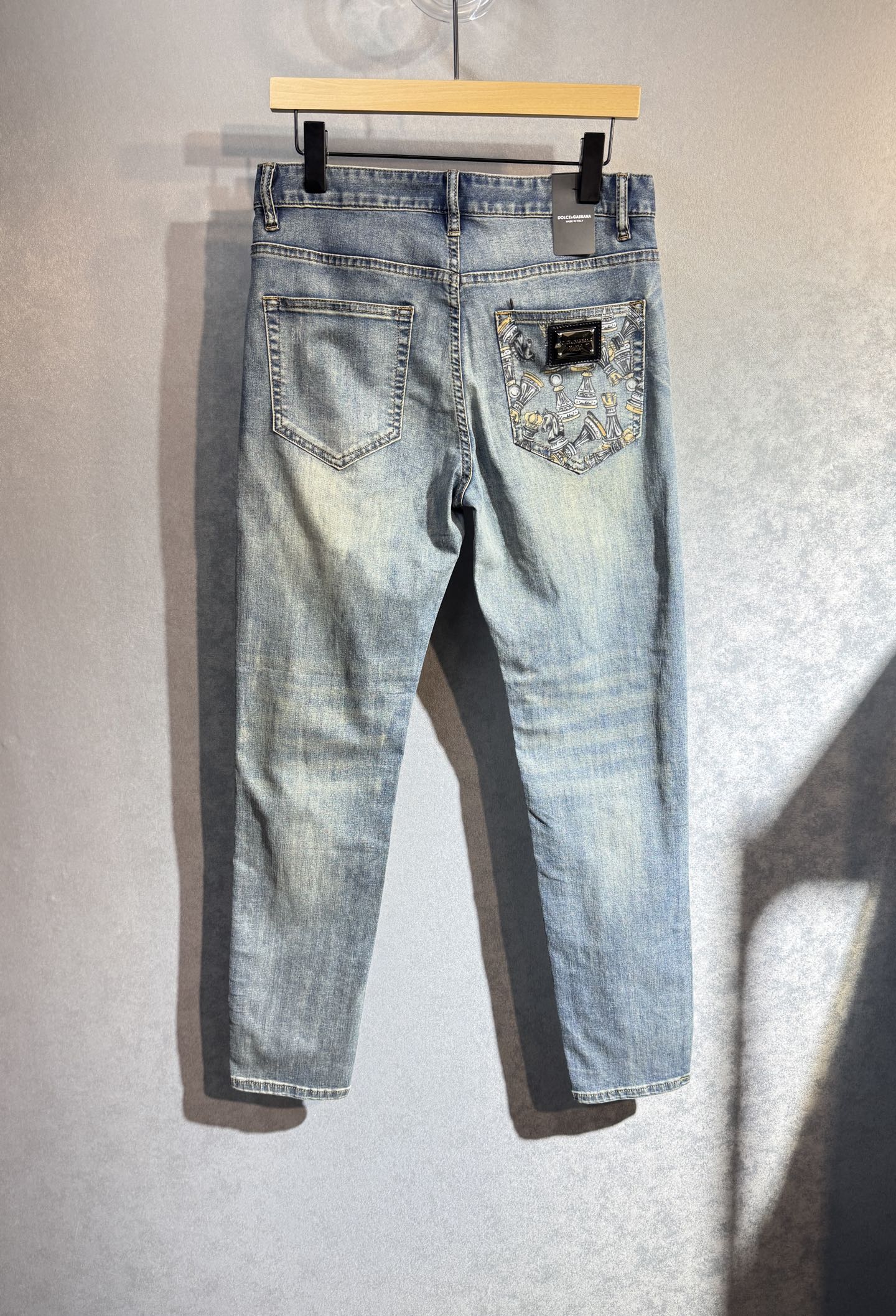 NO:428793,D&G Dolce & Gabbana is the hottest spring and summer jeans counter. Taste and value are shared. They are very comfortable to wear. They are low-key and luxurious. They are very classy when worn. There is no need to say much about the style and cutting of the pants. The upper body is exquisite and vivid. The true first-class quality is the real-class casual pants, which are made of Turkish cotton. A66 produces the most famous tannin fabric. The quality is excellent. After heavy washing, the pants are soft. The straight-footed style is not picky. The upper body is absolutely stylish and extremely luxurious!  Number of codes 29-38. None 37, Dolce & Gabbana, Dolce & Gabbana, jeans, alexander wang19860909D&G 杜嘉班纳 春夏最新品牛仔裤专柜热销款 品味与价值共享 身穿着非常舒适 低调不失奢华 穿出去非常有档次,裤型款式和裁剪亦无需多言 上身精致跃然.真正一等一顶级质料 真正殿堂级的休闲裤,选用土耳其的棉花 A66生产出最有名的单宁布 品质卓然 经过重水洗使得裤子很柔软 直脚的版型 不挑人 上身绝对的有型 极度奢华！码数29-38.无37,,Dolce&Gabbana,Dolce&Gabbana,jeans,alexander wang,Men's clothing