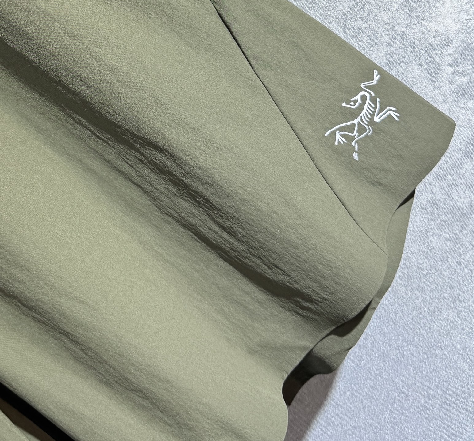 🔥始祖鸟 春夏新款休闲短裤 品牌经典系列 休闲运动皆可 速干面料 舒适度极好，透气舒适。608辨识度极高