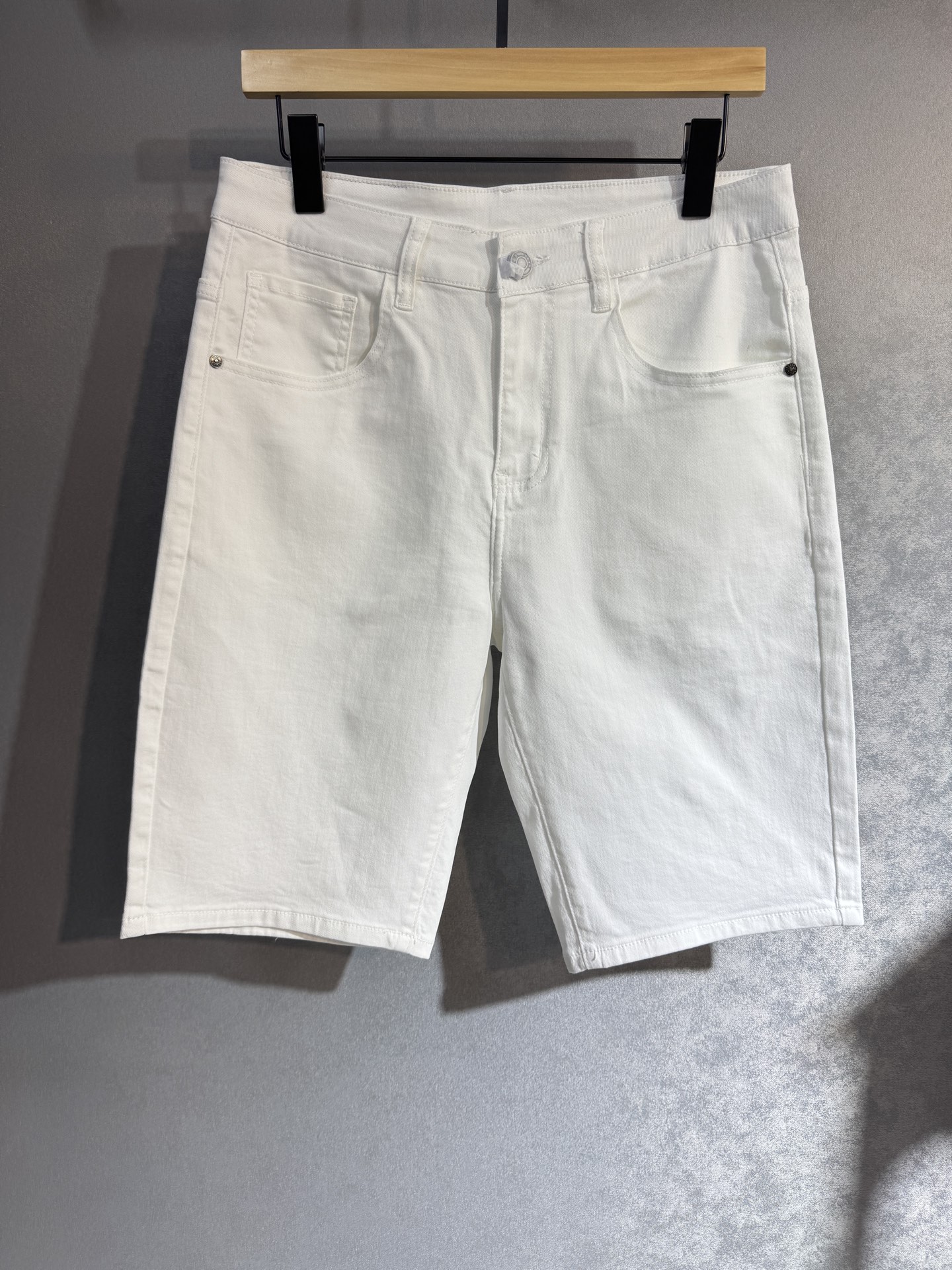 NO:443942,LV Louis Vuitton's latest spring and summer five-point jeans are stress-free when entering and leaving the store. Hot-selling counters, taste and value sharing. They are very comfortable to wear, low-key and luxurious. They are very classy when worn, and there is no need to say much about the style and cutting of the pants. The upper body is exquisite and vivid. The truly first-class quality is a truly palace-grade casual pants, using Turkish cotton, and produce the most famous tannin cloth. A11 is of excellent quality. Heavy washing makes the pants very soft. The straight-footed style is not picky. The upper body is absolutely stylish and extremely luxurious!  Size 29-38 None 35, louis vuitton,louis vuitton,jeans,alexander wang19860909LV 路易威登春夏最新品五分牛仔裤出入专卖店无压力 专柜热销款 品味与价值共享 身穿着非常舒适 低调不失奢华 穿出去非常有档次,裤型款式和裁剪亦无需多言 上身精致跃然.真正一等一顶级质料 真正殿堂级的休闲裤,选用土耳其的棉花 生产出最有名的单宁布 A11 品质卓然 经过重水洗使得裤子很柔软 直脚的版型 不挑人 上身绝对的有型 极度奢华！尺码29-38 无35,,louis vuitton,louis vuitton,jeans,alexander wang,Men's clothing