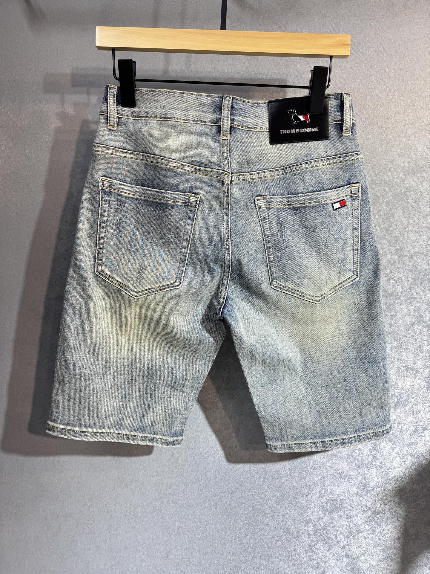 NO:443947,TB Tom Brown The latest five-point jeans in spring and summer are stress-free when entering and leaving the store. Hot-selling counters. Taste and value are shared. Very comfortable to wear, low-key and luxurious. It is very classy when worn. There is no need to say much about the style and cutting of the pants. The upper body is exquisite and vivid. The truly first-class quality is a truly palace-grade casual pants, using Turkish cotton, and produces the most famous tannin cloth. A11 is of excellent quality. Heavy washing makes the pants very soft. The straight-footed style is not picky. The upper body is absolutely stylish and extremely luxurious!  Size 29-38 None 35, thom browne, jeans, alexander wang19860909TB 汤姆布朗 春夏最新品五分牛仔裤出入专卖店无压力 专柜热销款 品味与价值共享 身穿着非常舒适 低调不失奢华 穿出去非常有档次,裤型款式和裁剪亦无需多言 上身精致跃然.真正一等一顶级质料 真正殿堂级的休闲裤,选用土耳其的棉花 生产出最有名的单宁布 A11 品质卓然 经过重水洗使得裤子很柔软 直脚的版型 不挑人 上身绝对的有型 极度奢华！尺码29-38 无35,,thom browne,jeans,alexander wang,Men's clothing