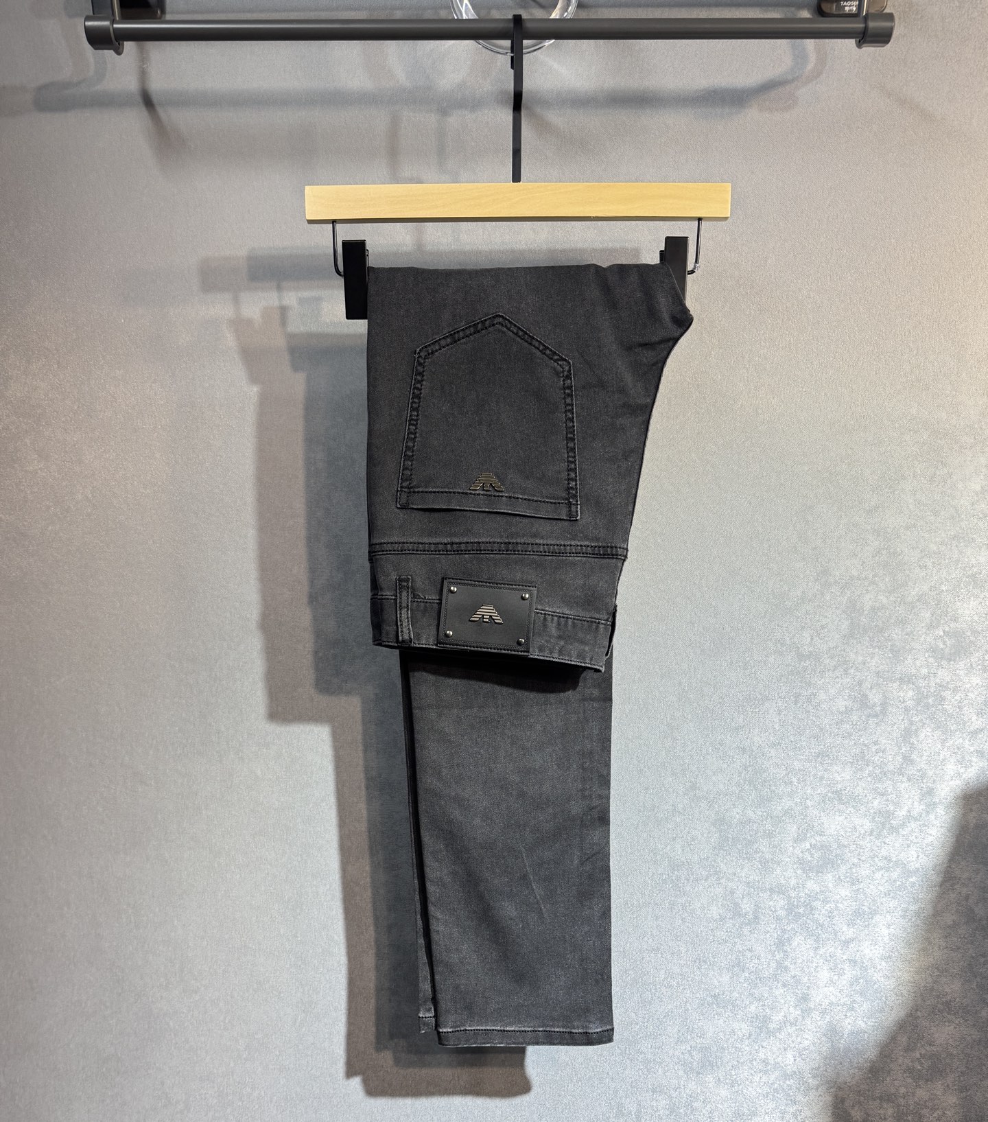 NO:428805,ARMANI Spring and Summer latest jeans are popular in the counter. Taste and value are shared. They are very comfortable to wear, low-key and luxurious. They are very classy when worn. There is no need to say much about the style and cutting of the pants. The upper body is exquisite and vivid. The true first-class quality is the real-class casual pants, which are made of Turkish cotton. A22 produces the most famous tannin fabric. The quality is excellent. After heavy washing, the pants are very soft. The straight-footed style is not picky. The upper body is absolutely stylish and extremely luxurious!  Number of codes 29-38. None 37, Armani, Armani, Jeans, Alexander wang19860909ARMANI 阿玛尼春夏最新品牛仔裤专柜热销款 品味与价值共享 身穿着非常舒适 低调不失奢华 穿出去非常有档次,裤型款式和裁剪亦无需多言 上身精致跃然.真正一等一顶级质料 真正殿堂级的休闲裤,选用土耳其的棉花 A22生产出最有名的单宁布 品质卓然 经过重水洗使得裤子很柔软 直脚的版型 不挑人 上身绝对的有型 极度奢华！码数29-38.无37,,armani,armani,jeans,alexander wang,Men's clothing