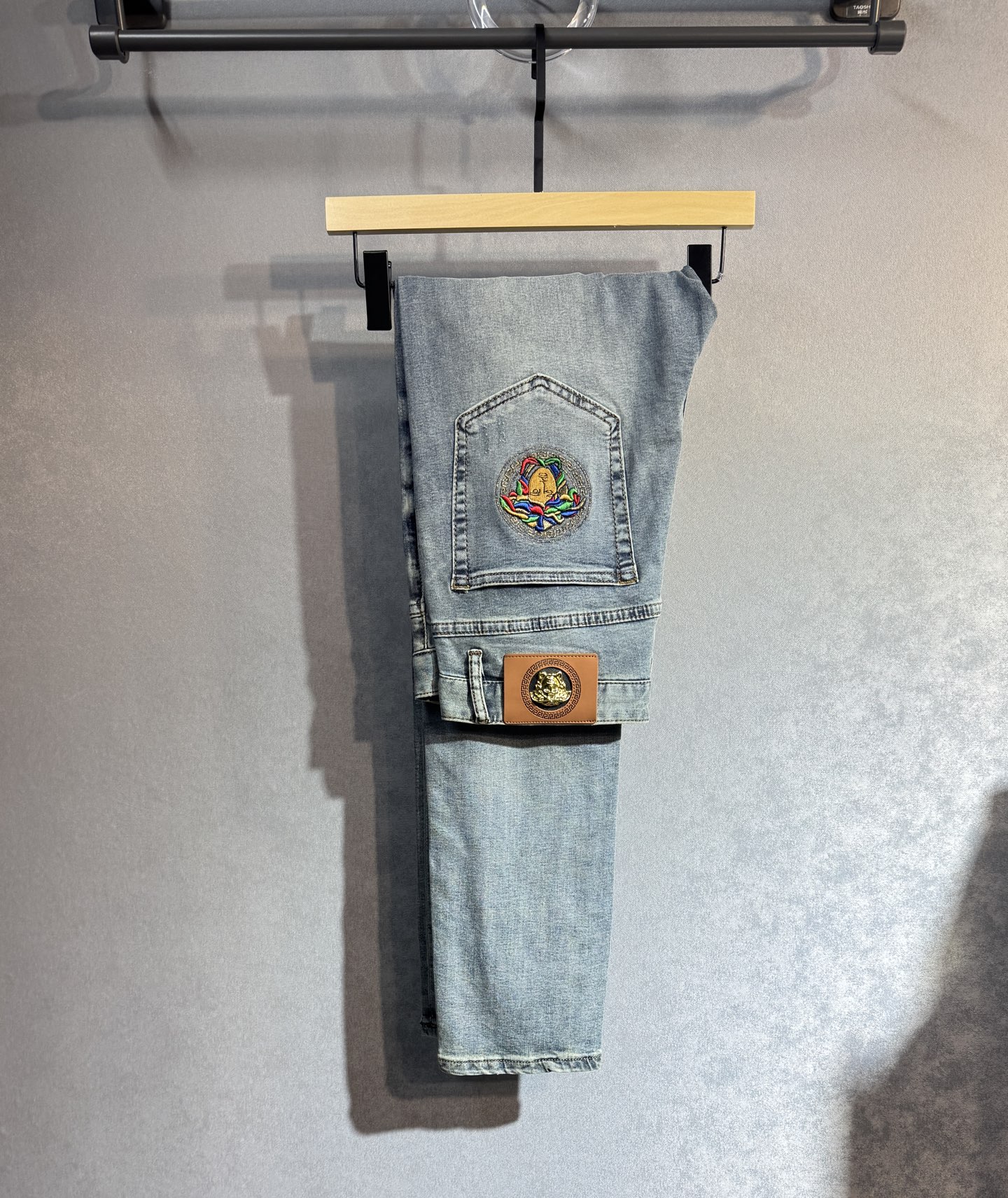 NO:428823,VERSACE The latest jeans in spring and summer are popular in the counter. Taste and value are shared. They are very comfortable to wear, low-key and luxurious. They are very classy when worn. There is no need to say much about the style and cutting of the pants. The upper body is exquisite and vivid. The true first-class quality is the real-class casual pants, which are made of Turkish cotton. A22 produces the most famous tannin fabric. The quality is excellent. After heavy washing, the pants are very soft. The straight-footed style is not picky. The upper body is absolutely stylish and extremely luxurious!  Number of codes 29-38. None 37, versace, versace, jeans, alexander wang19860909VERSACE 范思哲春夏最新品牛仔裤专柜热销款 品味与价值共享 身穿着非常舒适 低调不失奢华 穿出去非常有档次,裤型款式和裁剪亦无需多言 上身精致跃然.真正一等一顶级质料 真正殿堂级的休闲裤,选用土耳其的棉花 A22生产出最有名的单宁布 品质卓然 经过重水洗使得裤子很柔软 直脚的版型 不挑人 上身绝对的有型 极度奢华！码数29-38.无37,,versace,versace,jeans,alexander wang,Men's clothing
