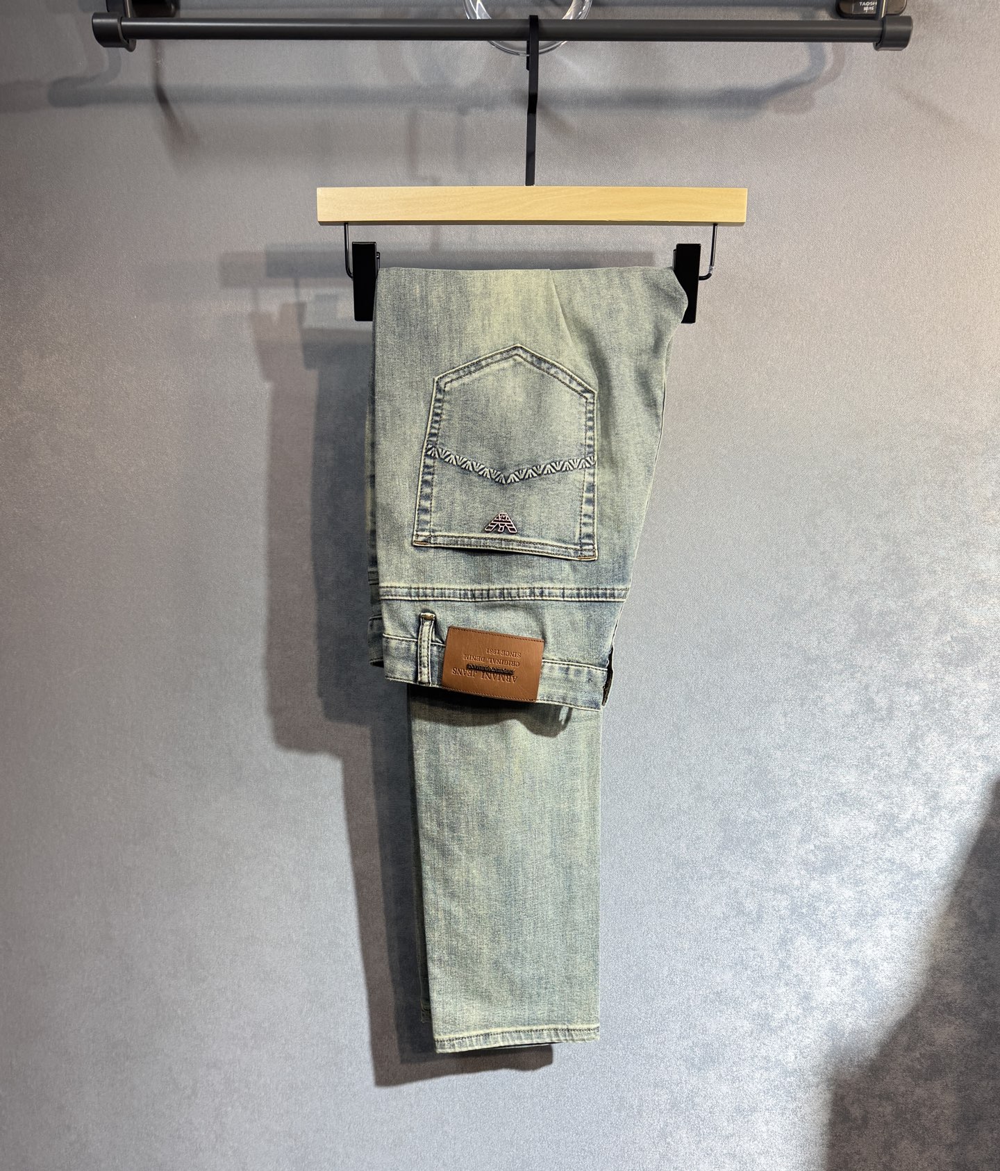 NO:428799,ARMANI The latest spring and summer jeans are stress-free when entering and leaving the store. Hot-selling counters. Taste and value are shared. Very comfortable to wear. Low-key and luxurious. It is very classy when worn. There is no need to say much about the style and cutting of the pants. The upper body is exquisite and vivid. The true first-class quality is a truly palace-grade casual pants, which are made of Turkish cotton, and produce the most famous tannin cloth. The quality is excellent. The pants are soft after heavy washing. A33 straight-footed style is not picky. The upper body is absolutely stylish and extremely luxurious!  Size 29-38 None 35, Armani,armani,jeans,alexander wang19860909ARMANI 阿玛尼 春夏最新品牛仔裤出入专卖店无压力 专柜热销款 品味与价值共享 身穿着非常舒适 低调不失奢华 穿出去非常有档次,裤型款式和裁剪亦无需多言 上身精致跃然.真正一等一顶级质料 真正殿堂级的休闲裤,选用土耳其的棉花 生产出最有名的单宁布 品质卓然 经过重水洗使得裤子很柔软 A33 直脚的版型 不挑人 上身绝对的有型 极度奢华！尺码29-38 无35,,armani,armani,jeans,alexander wang,Men's clothing