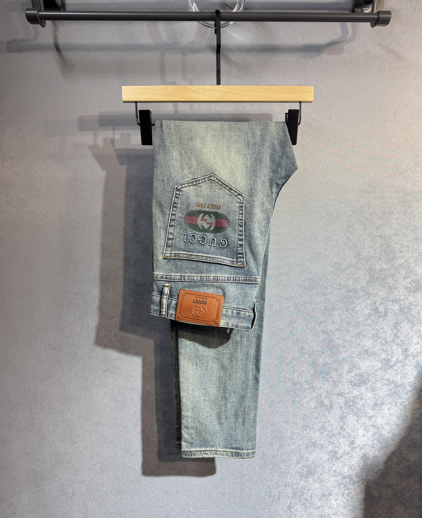 NO:428817,GUCCI The latest jeans in spring and summer are stress-free when entering and leaving the store. Hot-selling counters. Taste and value are shared. Very comfortable to wear. Low-key and luxurious. It is very classy when worn. There is no need to say much about the style and cutting of the pants. The upper body is exquisite and vivid. The true first-class quality is a truly palace-grade casual pants, which are made of Turkish cotton, and produce the most famous tannin cloth. The quality is excellent. The pants are soft after heavy washing. A33 straight-footed style is not picky. The upper body is absolutely stylish and extremely luxurious!  Size 29-38 None 35, gucci,jeans,alexander wang19860909GUCCI 古奇 春夏最新品牛仔裤出入专卖店无压力 专柜热销款 品味与价值共享 身穿着非常舒适 低调不失奢华 穿出去非常有档次,裤型款式和裁剪亦无需多言 上身精致跃然.真正一等一顶级质料 真正殿堂级的休闲裤,选用土耳其的棉花 生产出最有名的单宁布 品质卓然 经过重水洗使得裤子很柔软 A33 直脚的版型 不挑人 上身绝对的有型 极度奢华！尺码29-38 无35,,gucci,jeans,alexander wang,Men's clothing