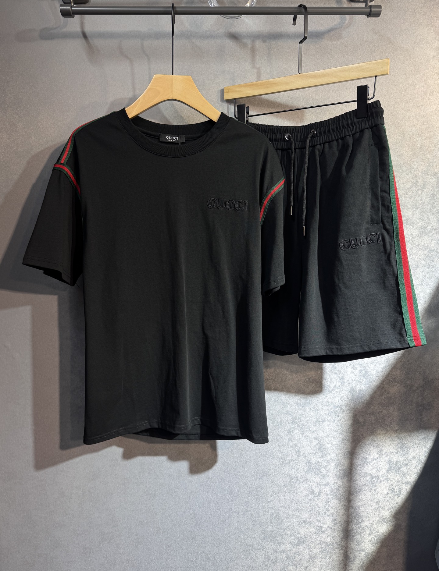 NO:428788,GUCCI High-end Customized Set Save Time and Eliminate the Trouble with Matching Troubles 2025 Spring and Summer New First-Open Counter Latest Short Sleeve Shorts Casual Set High-end Customized Design Avant-garde and Fashionable!  Brand logo heavy craftsmanship design i5 high-end customized pure cotton fabric. It feels soft and comfortable to wear. The counter-level exquisite car line is fine. The workmanship is exquisite. The upper body effect is invincible and handsome!  A must-have item for handsome men!  Color black white. Number of code M-3XL (please report height and weight by placing an order), gucci, shorts, T-shirt, alexander wang19860909GUCCI 古奇 高端定制套装 节约时间免去搭配烦恼2025春夏新款首发专柜最新款短袖短裤休闲套装 高端订制 设计前卫时尚！品牌logo重工艺设计 i5高端定制纯棉面料.手感柔软.穿着舒适.专柜级别精致车线.做工精细.上身效果无敌帅气！型男必备单品！颜色黑色 白色.码数M-3XL(下单请报身高体重),,gucci,shorts,T-shirt,alexander wang,Men's clothing