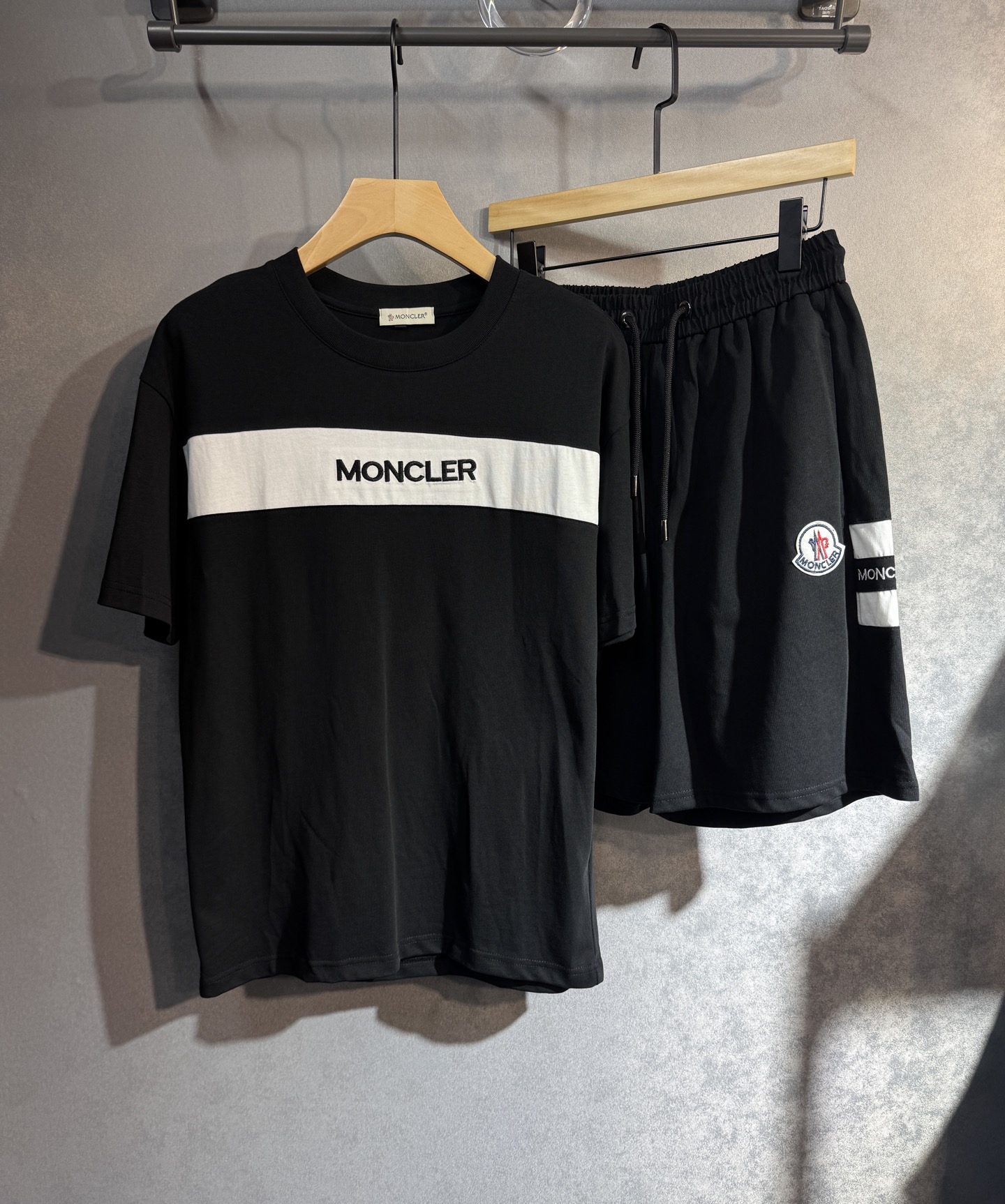 NO:428778,MONCLER matte high-end custom set saves time and avoids matching troubles 2025 spring and summer new first-time counter latest short-sleeved shorts casual set high-end custom design avant-garde and fashionable!  Brand logo heavy craft design, high-end customized pure cotton fabric, soft feel, comfortable to wear. i5 counter-level exquisite car line. Fine workmanship, invincible and handsome upper body effect!  A must-have item for handsome men!  Code number M-3XL (please report height and weight by placing an order), Moncler, shorts, T-shirt, alexander wang19860909MONCLER 蒙口 高端定制套装 节约时间免去搭配烦恼2025春夏新款首发专柜最新款短袖短裤休闲套装 高端订制 设计前卫时尚！品牌logo重工艺设计 高端定制纯棉面料.手感柔软.穿着舒适.i5专柜级别精致车线.做工精细.上身效果无敌帅气！型男必备单品！码数M-3XL(下单请报身高体重),,Moncler,shorts,T-shirt,alexander wang,Men's clothing