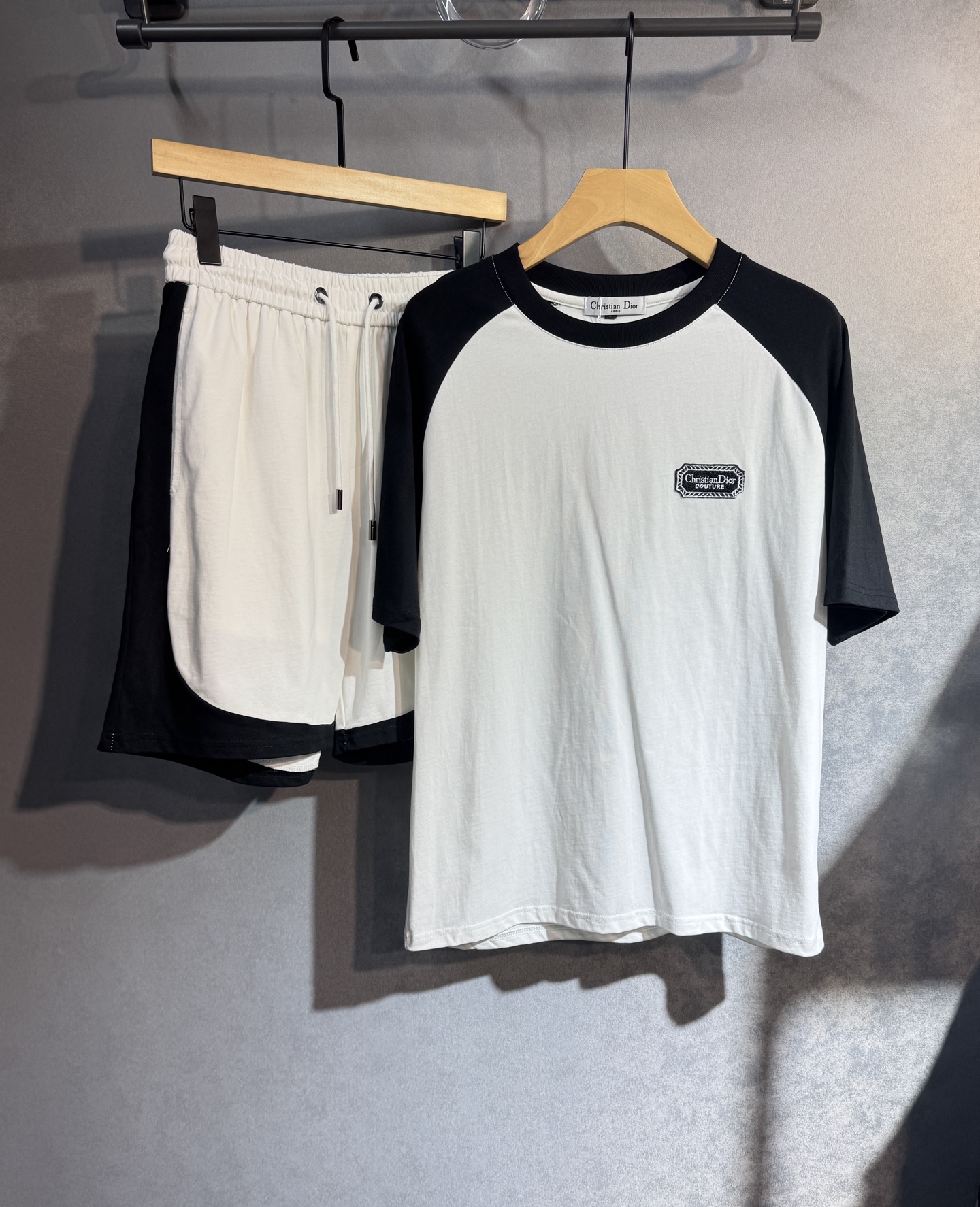 NO:428783,DIOR high-end custom set saves time and avoids matching troubles 2025 spring and summer new first-time counter latest short-sleeved shorts casual set high-end custom design avant-garde and fashionable!  The i5 brand logo is heavy on craftsmanship design, high-end customized pure cotton fabric, soft feel, comfortable to wear, exquisite counter-level car line, fine workmanship, and invincible and handsome upper body effect!  A must-have item for handsome men!  Number of code M-3XL (please report height and weight by placing an order), dior, dior, shorts, T-shirt, alexander wang19860909DIOR 迪奥 高端定制套装 节约时间免去搭配烦恼2025春夏新款首发专柜最新款短袖短裤休闲套装 高端订制 设计前卫时尚！i5品牌logo重工艺设计 高端定制纯棉面料.手感柔软.穿着舒适.专柜级别精致车线.做工精细.上身效果无敌帅气！型男必备单品！码数M-3XL(下单请报身高体重),,dior,dior,shorts,T-shirt,alexander wang,Men's clothing