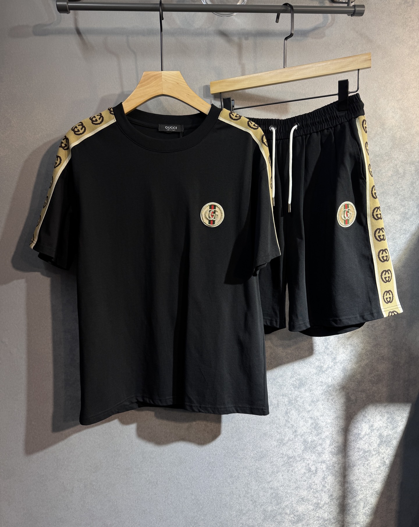 NO:428762,GUCCI High-end Customized Set Save Time and Eliminate the Trouble with Matching Troubles 2025 Spring and Summer New First-Open Counter Latest Short Sleeve Shorts Casual Set High-end Customized Design Avant-garde and Fashionable!  Brand logo heavy craftsmanship design, high-end customized pure cotton fabric, soft feel, comfortable to wear, exquisite counter-level car line, fine workmanship, invincible and handsome upper body effect!  A must-have item for handsome men!  i5 yards M-3XL (please report height and weight by placing an order), gucci, shorts, T-shirt, alexander wang19860909GUCCI 古奇 高端定制套装 节约时间免去搭配烦恼2025春夏新款首发专柜最新款短袖短裤休闲套装 高端订制 设计前卫时尚！品牌logo重工艺设计 高端定制纯棉面料.手感柔软.穿着舒适.专柜级别精致车线.做工精细.上身效果无敌帅气！型男必备单品！i5码数M-3XL(下单请报身高体重),,gucci,shorts,T-shirt,alexander wang,Men's clothing