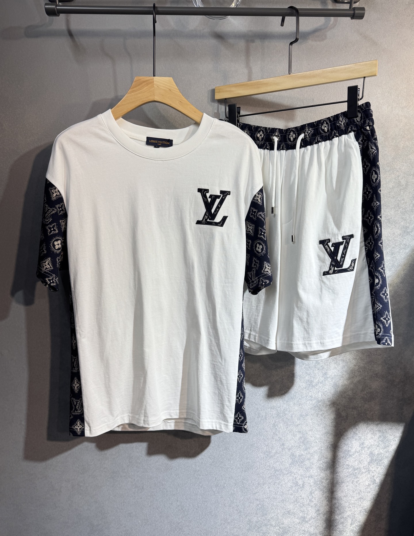 NO:428766,LV Louis Vuitton high-end custom set saves time and avoids matching troubles 2025 spring and summer new first-time counter latest short-sleeved shorts casual set high-end custom design avant-garde and fashionable!  Brand logo heavy craft design i5 high-end customized pure cotton fabric. It feels soft and comfortable to wear. The counter-level exquisite car line is fine. The workmanship is exquisite. The upper body effect is invincible and handsome!  A must-have item for handsome men!  Number of code M-3XL (please report height and weight by placing an order), louis vuitton,louis vuitton,shorts,T-shirt,alexander wang19860909LV 路易威登 高端定制套装 节约时间免去搭配烦恼2025春夏新款首发专柜最新款短袖短裤休闲套装 高端订制 设计前卫时尚！品牌logo重工艺设计i5 高端定制纯棉面料.手感柔软.穿着舒适.专柜级别精致车线.做工精细.上身效果无敌帅气！型男必备单品！码数M-3XL(下单请报身高体重),,louis vuitton,louis vuitton,shorts,T-shirt,alexander wang,Men's clothing