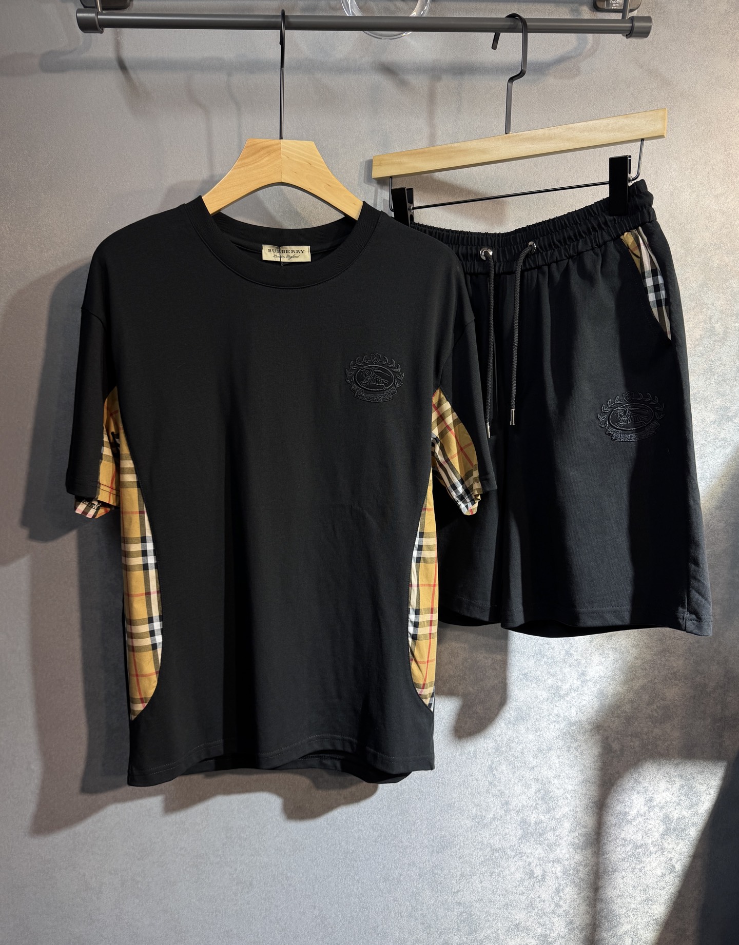 NO:428768,BURBERRY High-end Customized Set Save Time and Eliminate the Trouble with Matching Troubles 2025 Spring and Summer New First-Open Counter Latest Short Sleeve Shorts Casual Set High-end Customized Design Avant-garde and fashionable!  Brand logo heavy craft design i5 high-end customized pure cotton fabric. It feels soft and comfortable to wear. The counter-level exquisite car line is fine. The workmanship is exquisite. The upper body effect is invincible and handsome!  A must-have item for handsome men!  Code number M-3XL (please report height and weight by placing an order), burberry, burberry, shorts, T-shirt, alexander wang19860909BURBERRY 巴宝莉 高端定制套装 节约时间免去搭配烦恼2025春夏新款首发专柜最新款短袖短裤休闲套装 高端订制 设计前卫时尚！品牌logo重工艺设计i5 高端定制纯棉面料.手感柔软.穿着舒适.专柜级别精致车线.做工精细.上身效果无敌帅气！型男必备单品！码数M-3XL(下单请报身高体重),,burberry,burberry,shorts,T-shirt,alexander wang,Men's clothing