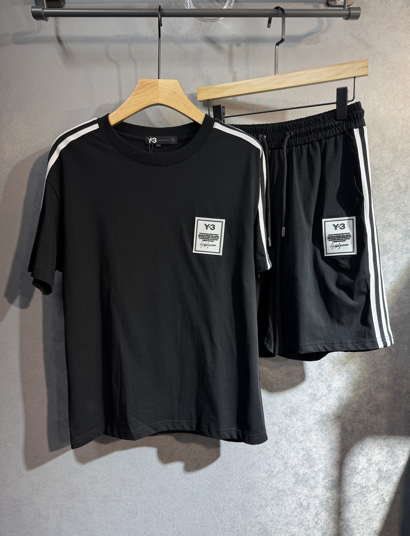 NO:428773,Y-3 high-end custom set saves time and avoids matching troubles 2025 spring and summer new first-time counter latest short-sleeved shorts casual set high-end custom design avant-garde and fashionable!  Brand logo heavy craft design i5 high-end customized pure cotton fabric. It feels soft and comfortable to wear. The counter-level exquisite car line is fine. The workmanship is exquisite. The upper body effect is invincible and handsome!  A must-have item for handsome men!  Number of code M-3XL (please report height and weight by placing an order), shorts, T-shirt, alexander wang19860909Y-3 高端定制套装 节约时间免去搭配烦恼2025春夏新款首发专柜最新款短袖短裤休闲套装 高端订制 设计前卫时尚！品牌logo重工艺设计i5 高端定制纯棉面料.手感柔软.穿着舒适.专柜级别精致车线.做工精细.上身效果无敌帅气！型男必备单品！码数M-3XL(下单请报身高体重),,shorts,T-shirt,alexander wang,Men's clothing