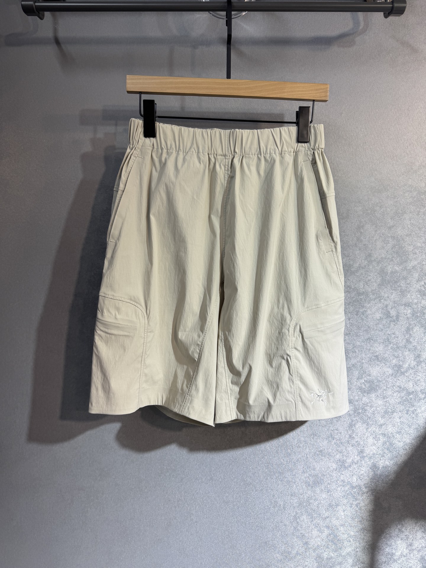 🔥始祖鸟 春夏新款休闲短裤 品牌经典系列 休闲运动皆可 速干面料 舒适度极好，透气舒适。608辨识度极高