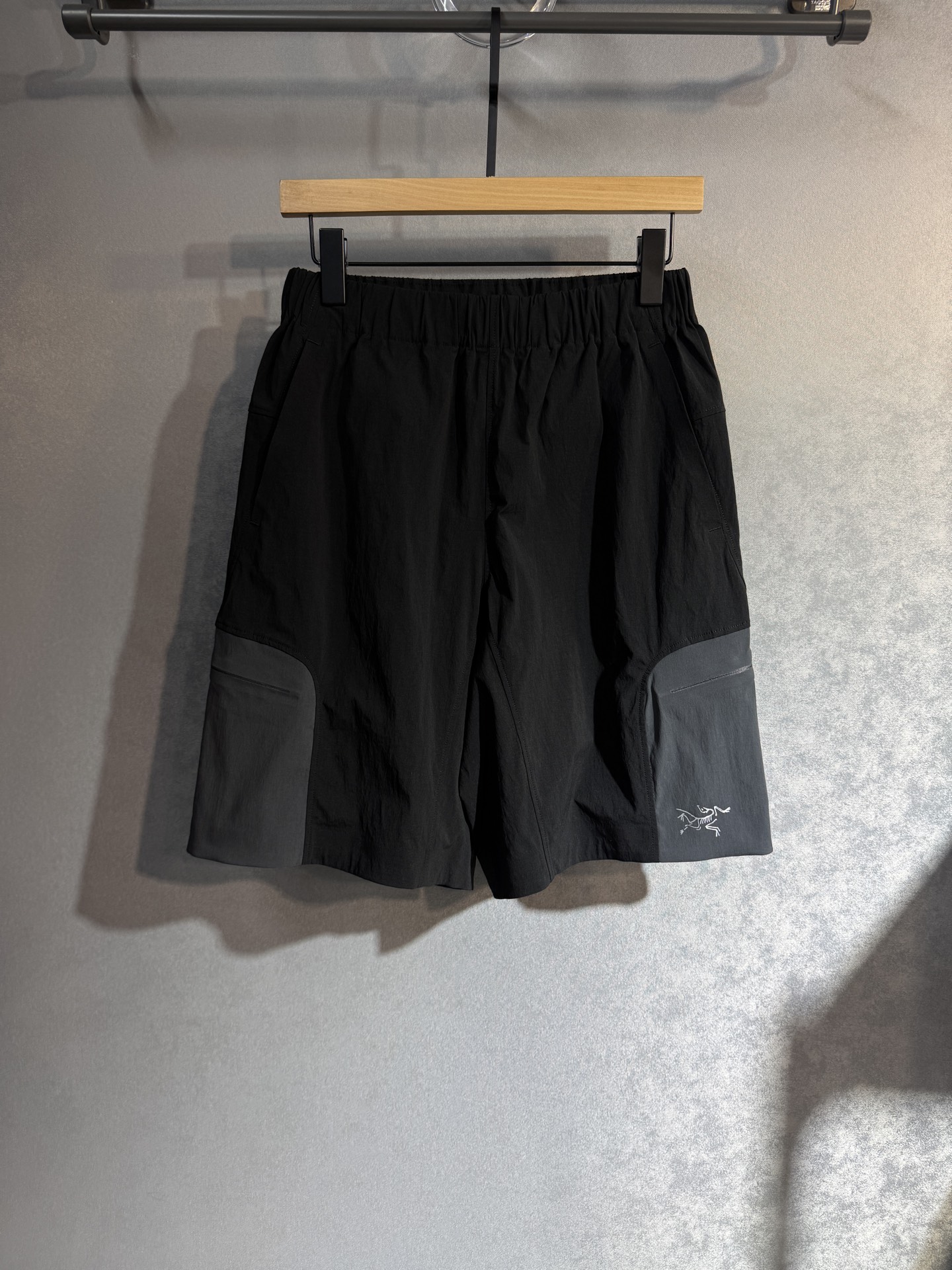 🔥始祖鸟 春夏新款休闲短裤 品牌经典系列 休闲运动皆可 速干面料 舒适度极好，透气舒适。608辨识度极高
