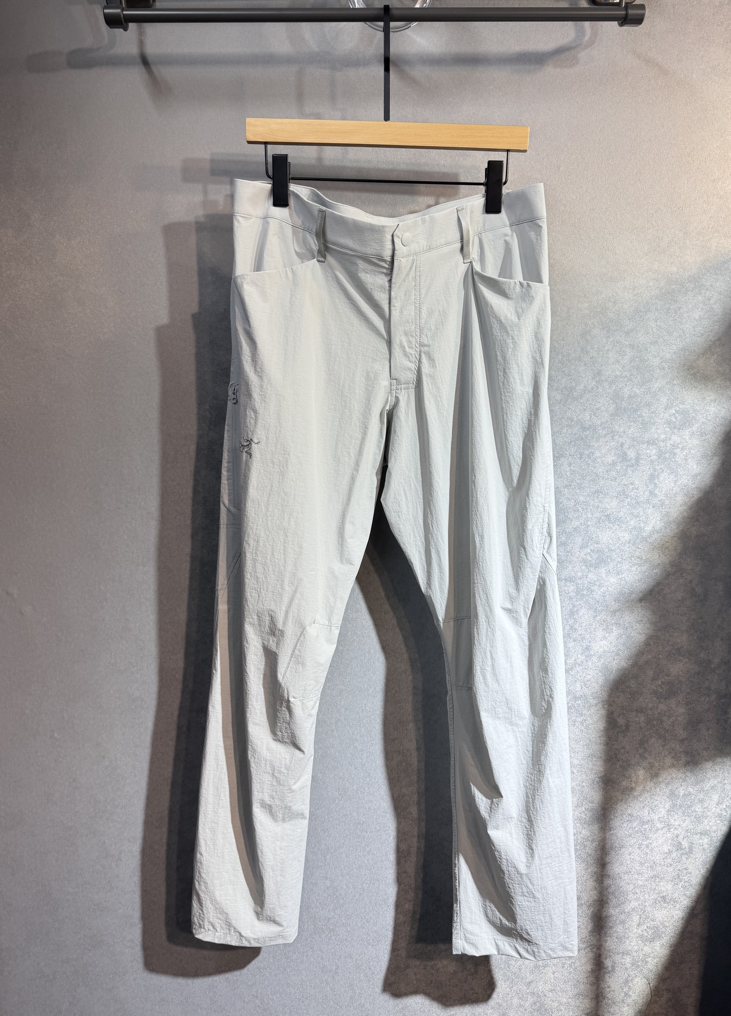 NO:419885,Archaeopteryx 2025 ss sports and casual trousers, comfortable and breathable fabric, double-sided socket pocket design!  A daily wear, simple and generous, with multi-functional casual pants. High-end trendy route. Full-line imported level, 608 upper body comfortable and breathable, excellent style, and an atmospheric clean version design!  Essential items. Color black white green. Size M-3XL, arc'teryx, alexander wang19860909始祖鸟 2025年ss运动休闲西裤,面料舒适透气,双侧插口袋设计！一款日常穿着,简单大方,兼备多功能休闲裤.高端潮范路线 全线进口级别,608上身舒适透气,版型极好,大气的干净版设计！必备单品.颜色黑色 白色 绿色.尺码M-3XL,arc'teryx,alexander wang,Men's clothing