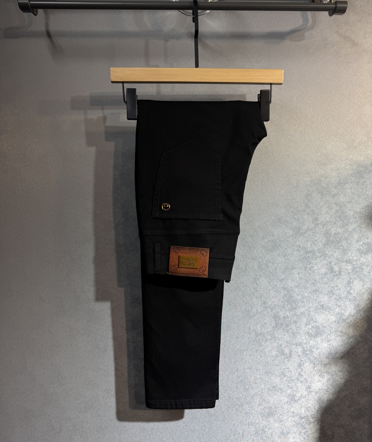 NO:428828,GUCCI The latest jeans in spring and summer are popular in the counter. Taste and value are shared. They are very comfortable to wear. They are low-key and luxurious. They are very classy when worn. There is no need to say much about the style and cutting of the pants. The upper body is exquisite and vivid. The true first-class quality is the real-class casual pants, which are made of Turkish cotton. A22 produces the most famous tannin fabric. The quality is excellent. The pants are soft after heavy washing. The straight-footed style is not picky. The upper body is absolutely stylish and extremely luxurious!  Number of codes 29-38. None 37, gucci, jeans, alexander wang19860909GUCCI 古奇 春夏最新品牛仔裤专柜热销款 品味与价值共享 身穿着非常舒适 低调不失奢华 穿出去非常有档次,裤型款式和裁剪亦无需多言 上身精致跃然.真正一等一顶级质料 真正殿堂级的休闲裤,选用土耳其的棉花 A22生产出最有名的单宁布 品质卓然 经过重水洗使得裤子很柔软 直脚的版型 不挑人 上身绝对的有型 极度奢华！码数29-38.无37,,gucci,jeans,alexander wang,Men's clothing