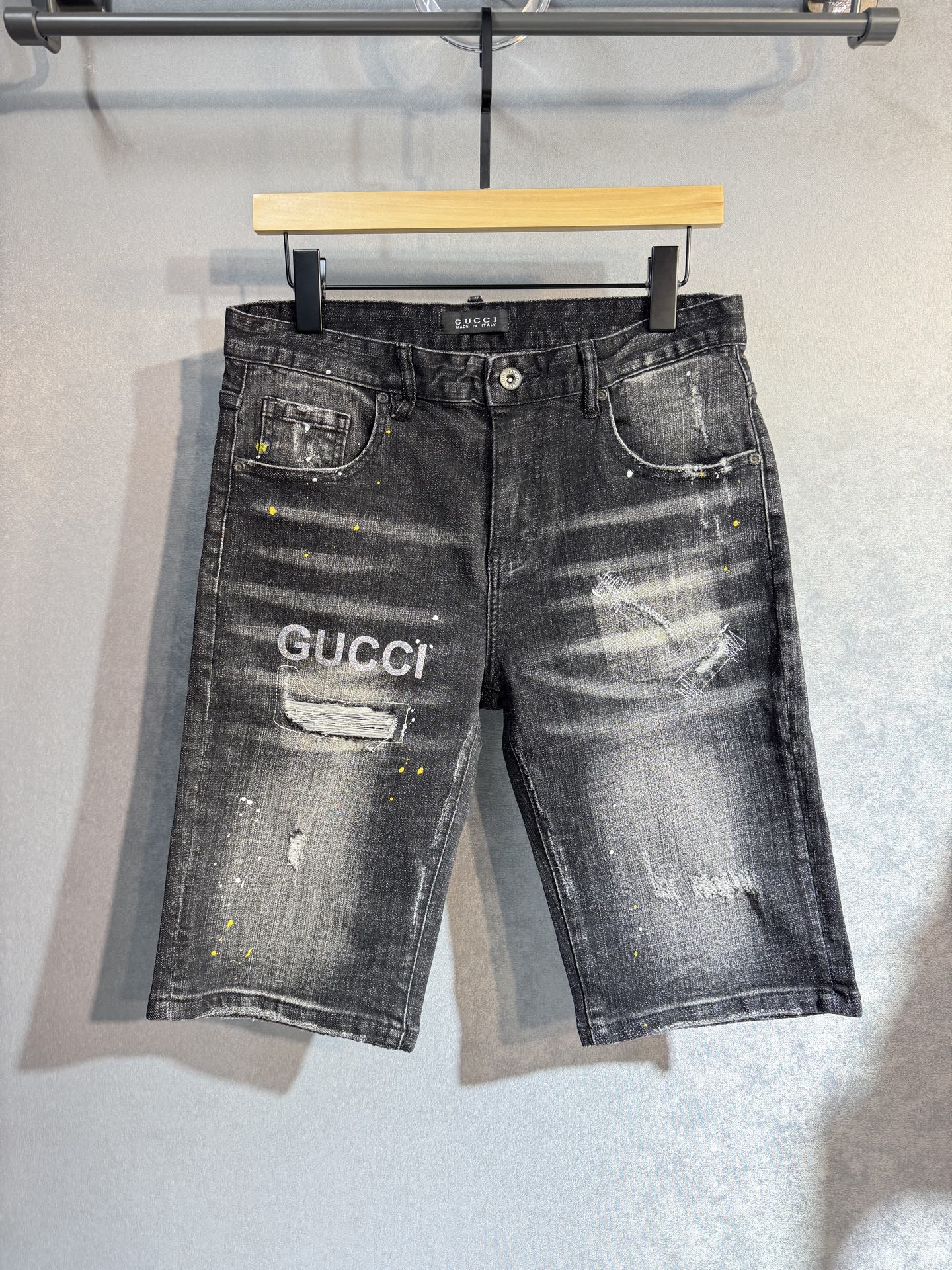 NO:514348,GUCCI The latest five-point jeans in spring and summer are stress-free when entering and leaving the store. Hot-selling counters. Taste and value are shared. Very comfortable to wear, low-key and luxurious. It is very classy when worn. The trouser style and cutting are not much to say. S2 The upper body is exquisite and vivid. The true first-class quality is a truly palace-level casual pants, which are made of Turkey's cotton, and produce the most famous tannin cloth. The quality is excellent. It is heavy washed to make the pants very soft. The straight-footed style is not picky. The upper body is absolutely stylish and extremely luxurious!  Size 29-38 None 35, gucci,jeans,alexander wang19860909GUCCI 古奇 春夏最新品五分牛仔裤出入专卖店无压力 专柜热销款 品味与价值共享 身穿着非常舒适 低调不失奢华 穿出去非常有档次,裤型款式和裁剪亦无需多言s2 上身精致跃然.真正一等一顶级质料 真正殿堂级的休闲裤,选用土耳其的棉花 生产出最有名的单宁布 品质卓然 经过重水洗使得裤子很柔软 直脚的版型 不挑人 上身绝对的有型 极度奢华！尺码29-38 无35,,gucci,jeans,alexander wang,Men's clothing