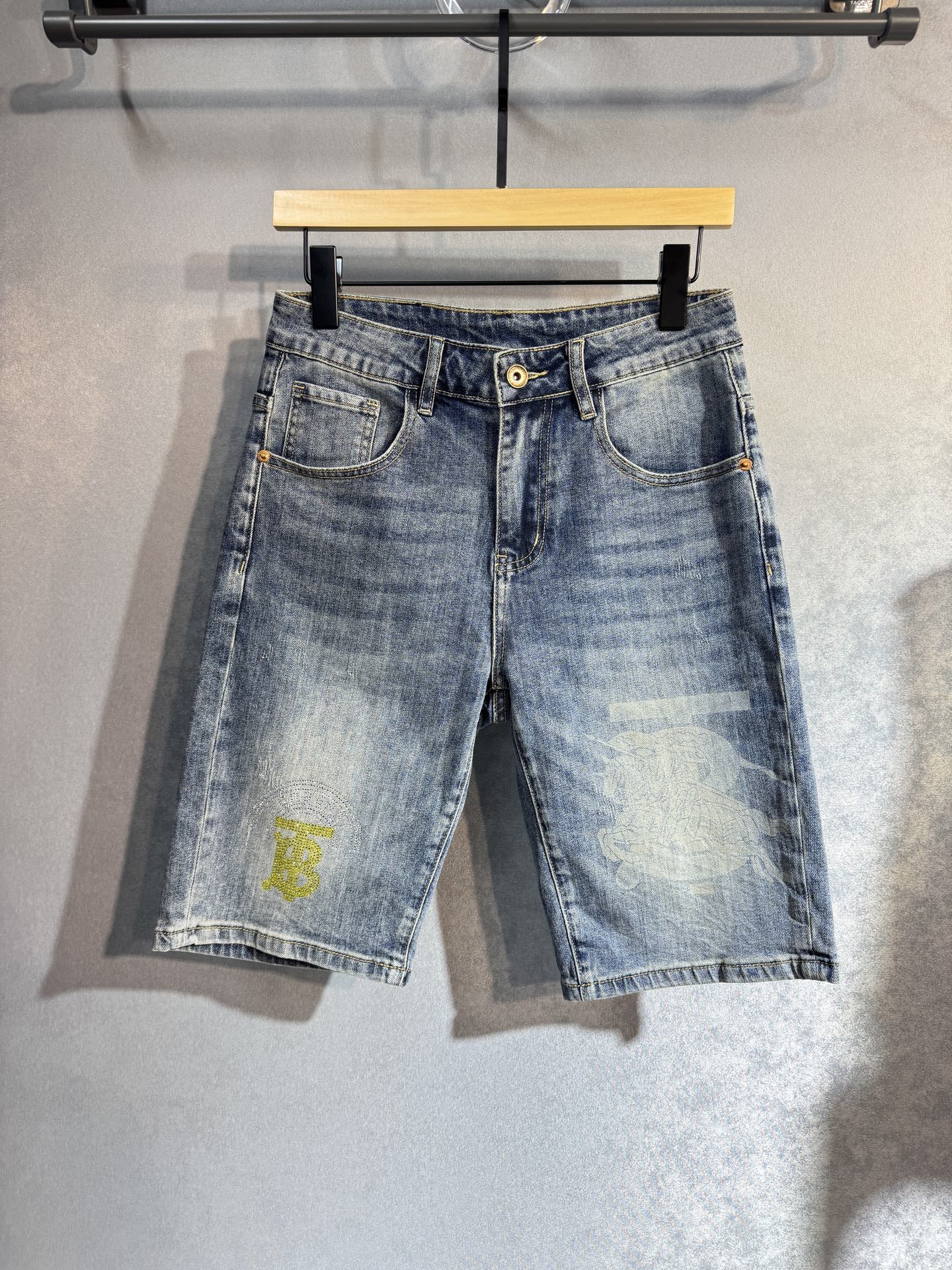 NO:514350,BURBERRY The latest five-point jeans in spring and summer are stress-free when entering and leaving the store. Hot-selling counters. Taste and value are shared. Very comfortable to wear, low-key and luxurious. It is very classy when worn. The trouser style and cutting are not too much. S2 is exquisite and vivid. The upper body is truly exquisite and vivid. The true first-class casual pants are made of Turkish cotton and produce the most famous tannin cloth. The quality is excellent. Heavy washing makes the pants very soft. The straight-footed style is not picky. The upper body is absolutely stylish and extremely luxurious!  Size 29-38 None 35, burberry,burberry,jeans,alexander wang19860909BURBERRY 巴宝莉 春夏最新品五分牛仔裤出入专卖店无压力 专柜热销款 品味与价值共享 身穿着非常舒适 低调不失奢华 穿出去非常有档次,裤型款式和裁剪亦无需多言s2 上身精致跃然.真正一等一顶级质料 真正殿堂级的休闲裤,选用土耳其的棉花 生产出最有名的单宁布 品质卓然 经过重水洗使得裤子很柔软 直脚的版型 不挑人 上身绝对的有型 极度奢华！尺码29-38 无35,,burberry,burberry,jeans,alexander wang,Men's clothing