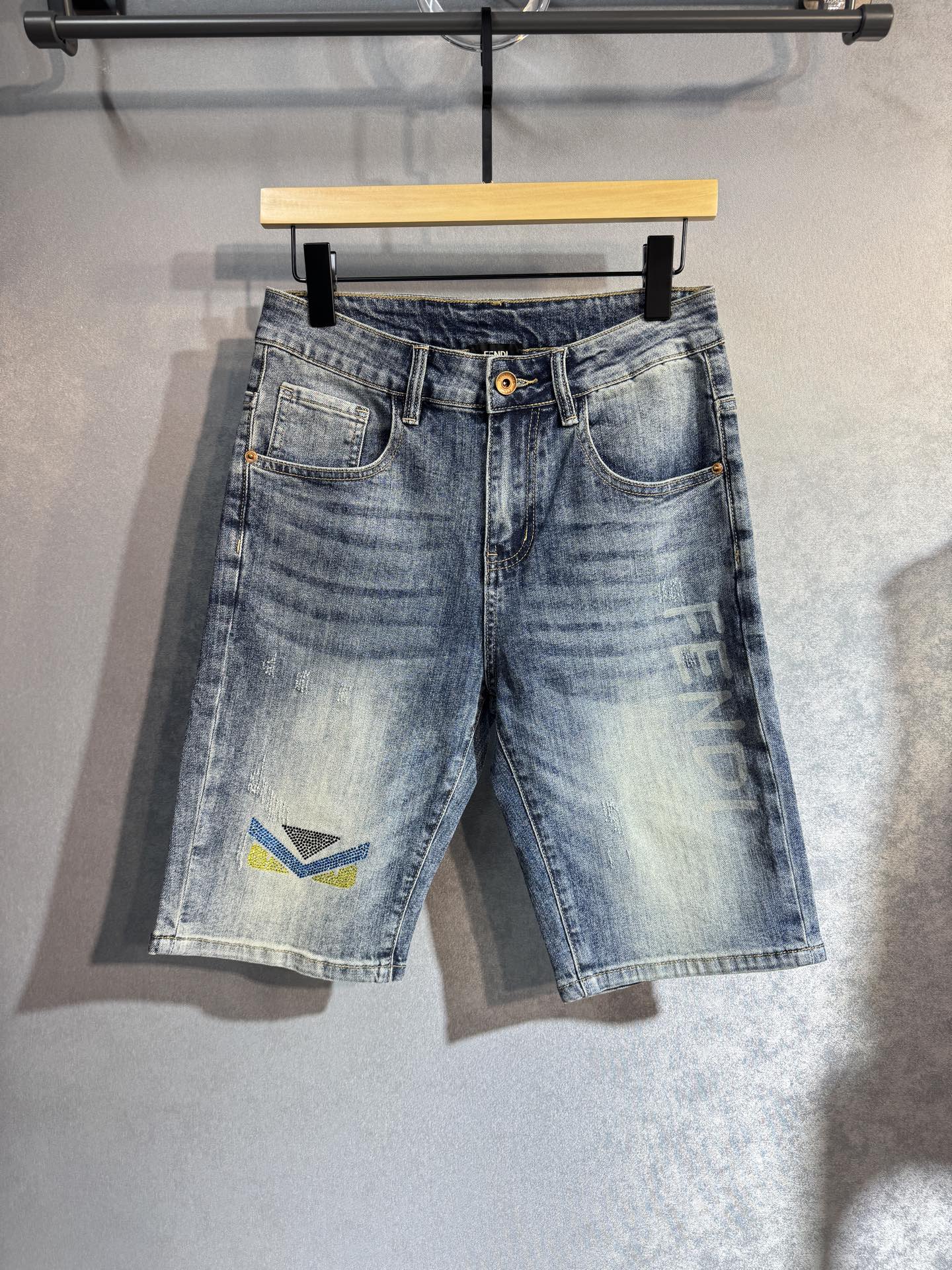 NO:514356,FENDI The latest five-point jeans in spring and summer are stress-free when entering and leaving the store. Hot-selling counters. Taste and value are shared. Very comfortable to wear, low-key and luxurious. It is very classy when worn. The trouser style and cutting are not much to say. S2 The upper body is exquisite and vivid. The true first-class quality is a truly palace-grade casual pants, which are made of Turkish cotton, and produce the most famous tannin cloth. The quality is excellent. It is heavy washed to make the pants very soft. The straight-footed style is not picky. The upper body is absolutely stylish and extremely luxurious!  Size 29-38 None 35, fendi, fendi, jeans, alexander wang19860909FENDI 芬迪 春夏最新品五分牛仔裤出入专卖店无压力 专柜热销款 品味与价值共享 身穿着非常舒适 低调不失奢华 穿出去非常有档次,裤型款式和裁剪亦无需多言s2 上身精致跃然.真正一等一顶级质料 真正殿堂级的休闲裤,选用土耳其的棉花 生产出最有名的单宁布 品质卓然 经过重水洗使得裤子很柔软 直脚的版型 不挑人 上身绝对的有型 极度奢华！尺码29-38 无35,,fendi,fendi,jeans,alexander wang,Men's clothing