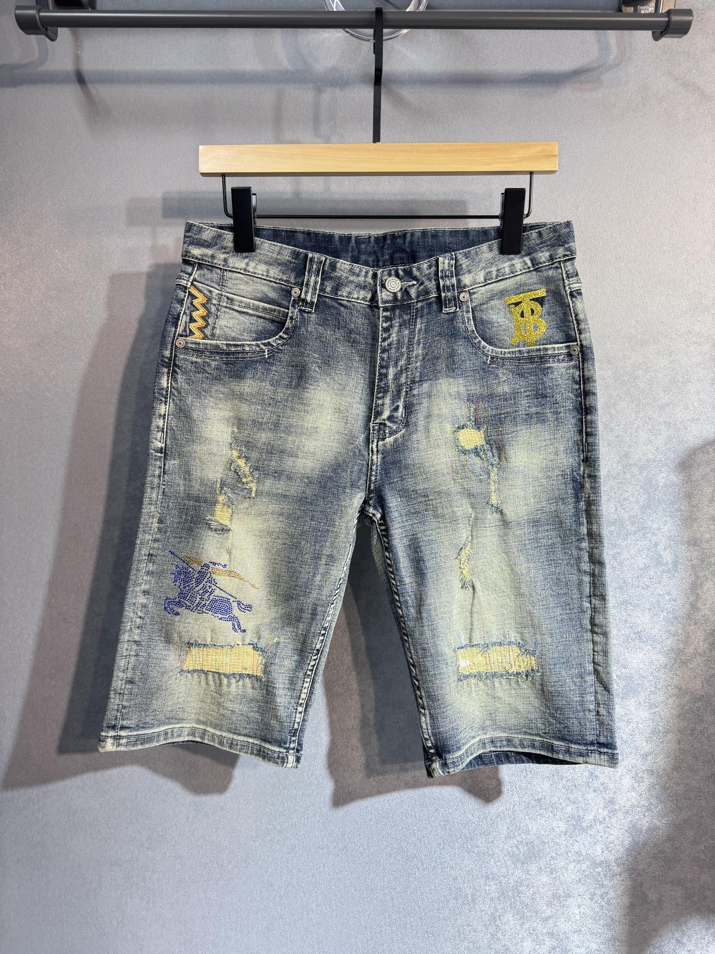 NO:514354,BURBERRY The latest five-point jeans in spring and summer are stress-free when entering and leaving the store. Hot-selling counters. Taste and value are shared. Very comfortable to wear, low-key and luxurious. It is very classy when worn. The trouser style and cutting are not too much. S2 The upper body is exquisite and vivid. The true first-class quality is a truly palace-grade casual pants, which are made of Turkish cotton, and produce the most famous tannin cloth. The quality is excellent. It is heavy washed to make the pants very soft. The straight-footed style is not picky. The upper body is absolutely stylish and extremely luxurious!  Size 29-38 None 35, burberry,burberry,jeans,alexander wang19860909BURBERRY 巴宝莉 春夏最新品五分牛仔裤出入专卖店无压力 专柜热销款 品味与价值共享 身穿着非常舒适 低调不失奢华 穿出去非常有档次,裤型款式和裁剪亦无需多言s2 上身精致跃然.真正一等一顶级质料 真正殿堂级的休闲裤,选用土耳其的棉花 生产出最有名的单宁布 品质卓然 经过重水洗使得裤子很柔软 直脚的版型 不挑人 上身绝对的有型 极度奢华！尺码29-38 无35,,burberry,burberry,jeans,alexander wang,Men's clothing