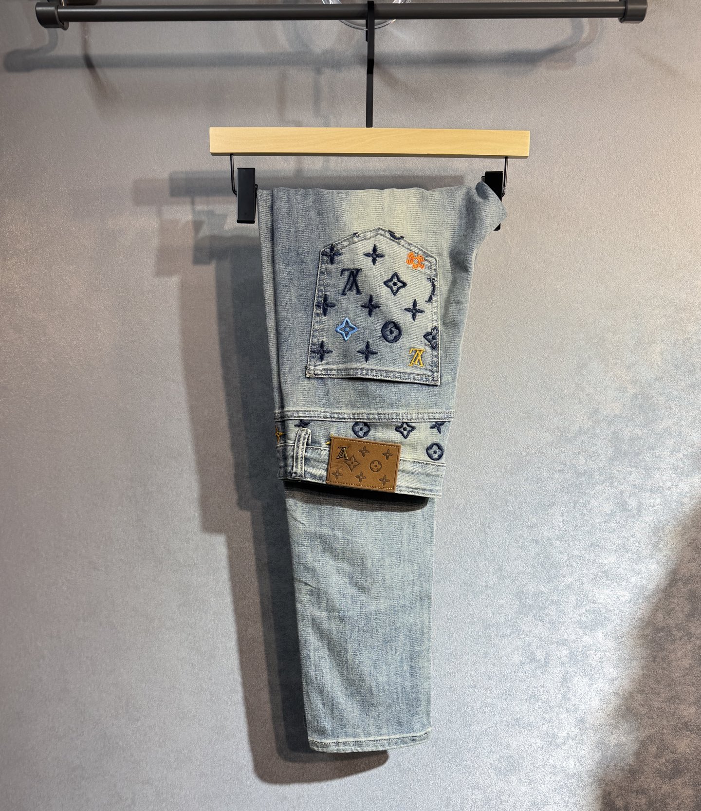 NO:428811,LV Louis Vuitton The latest spring and summer jeans are stress-free when entering and leaving the store. Hot-selling counters. Taste and value are shared. Very comfortable to wear. Low-key and luxurious. It is very classy when worn. There is no need to say much about the style and cutting of the pants. The upper body is exquisite and vivid. The true first-class quality is a truly palace-grade casual pants, which are made of Turkish cotton, and produce the most famous tannin cloth. The quality is excellent. The pants are soft after heavy washing. A22 straight-footed style is not picky. The upper body is absolutely stylish and extremely luxurious!  Size 29-40 None 35, louis vuitton,louis vuitton,jeans,alexander wang19860909LV 路易威登 春夏最新品牛仔裤出入专卖店无压力 专柜热销款 品味与价值共享 身穿着非常舒适 低调不失奢华 穿出去非常有档次,裤型款式和裁剪亦无需多言 上身精致跃然.真正一等一顶级质料 真正殿堂级的休闲裤,选用土耳其的棉花 生产出最有名的单宁布 品质卓然 经过重水洗使得裤子很柔软 A22 直脚的版型 不挑人 上身绝对的有型 极度奢华！尺码29-40无35,,louis vuitton,louis vuitton,jeans,alexander wang,Men's clothing