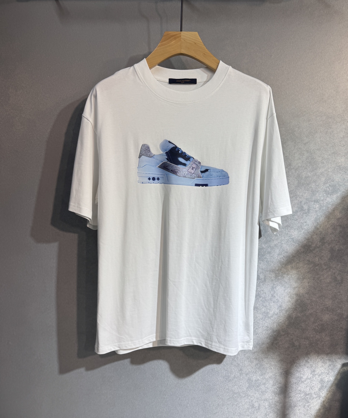 NO:487239,LV Louis Vuitton 25SS new spring and summer short-sleeved version, the highest version of customized pure cotton fabric, simple and fashionable style, super beautiful color matching!  The design of the classic logo is simple and elegant. The style is full of high-end feeling, and can be worn in all seasons. Simple European style, simple and elegant, and the same style on sale on the official website. Color: Black and white. S-XXL (please report height and weight when placing an order),,louis vuitton,louis vuitton,T-shirt,alexander wang19860909LV 路易威登 25SS新款春夏短袖 最高版本客供定制纯棉面料 简单时尚款,配色超级好看！经典logo的设计 简单大方的款式608满满的高级感,四季可穿.简欧风格,简洁大气,官网同款在售.颜色: 黑色 白色.码数S-XXL（下单请报身高体重）,,louis vuitton,louis vuitton,T-shirt,alexander wang,Men's clothing